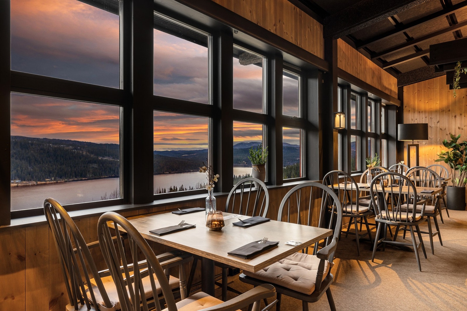 Her er det ledig bor til deg i restauranten, om du ikke ønsker å tilberede middag selv. Galleribilde