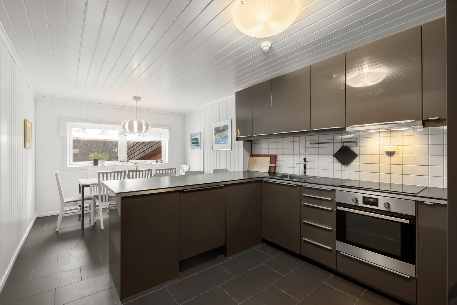 Kjøkkenet i felleskjøkkenet er moderne. Galleribilde