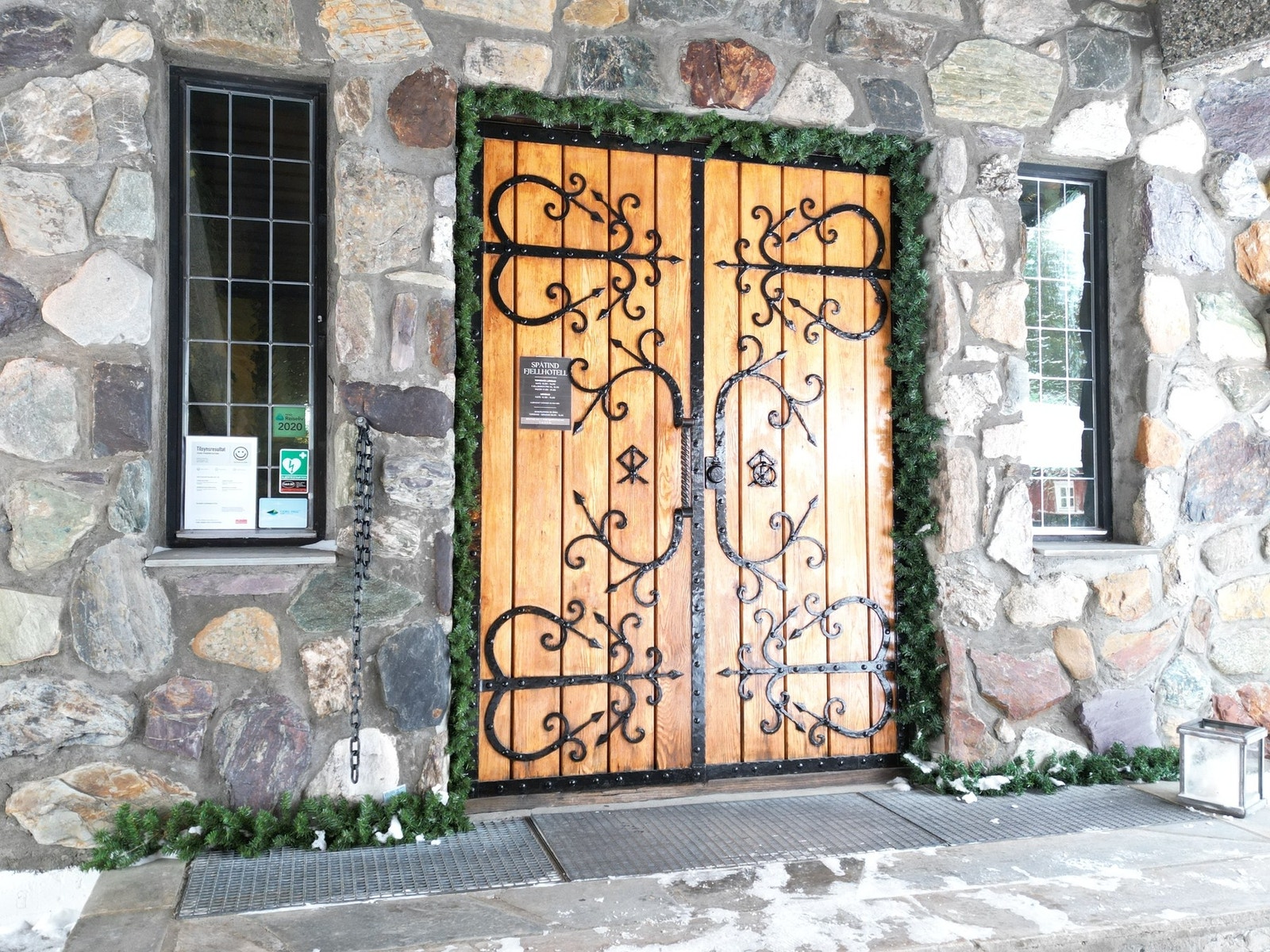 Nostalgisk ytterdør for deg og hotellets gjester. Galleribilde