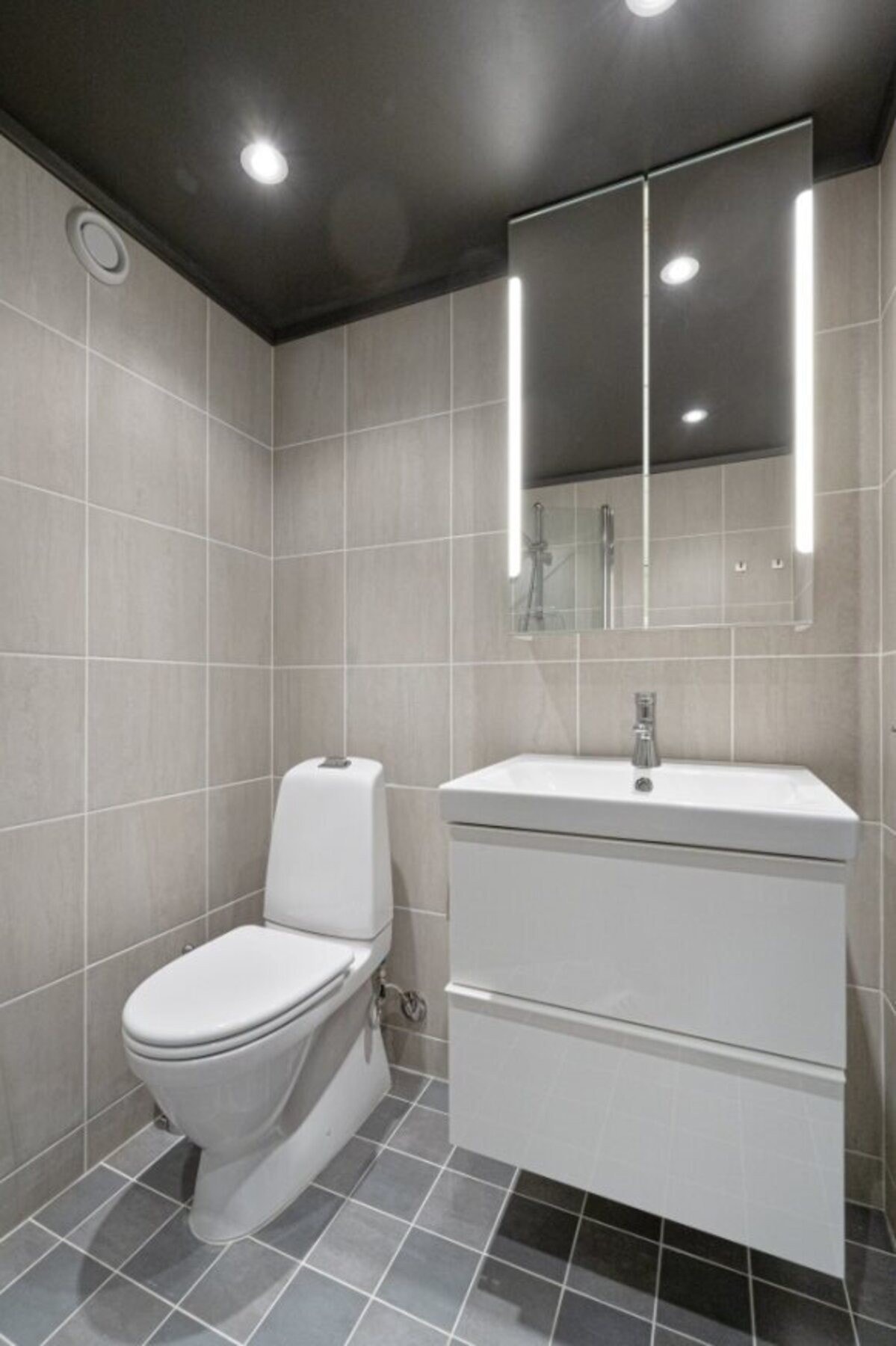 Moderne bad med hyggelige farger og downlights i tak. Galleribilde