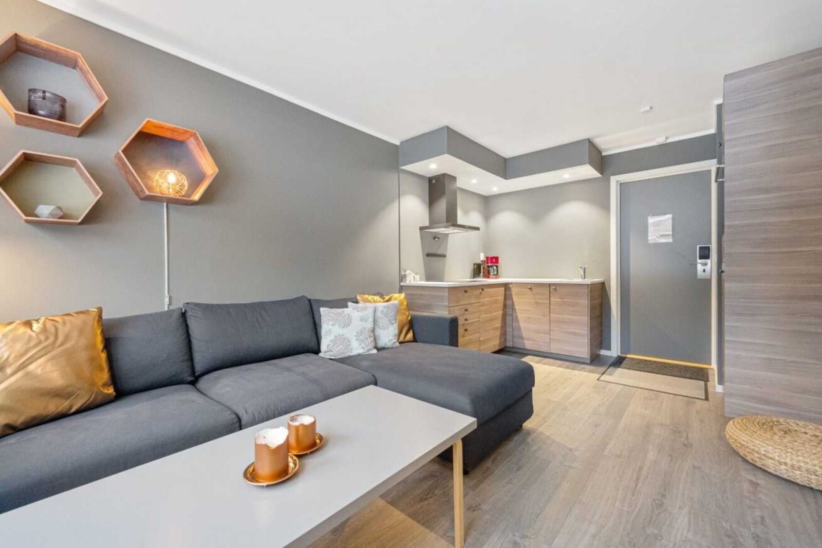 Hyggelig stue med utsikt og gode lysforhold. Galleribilde