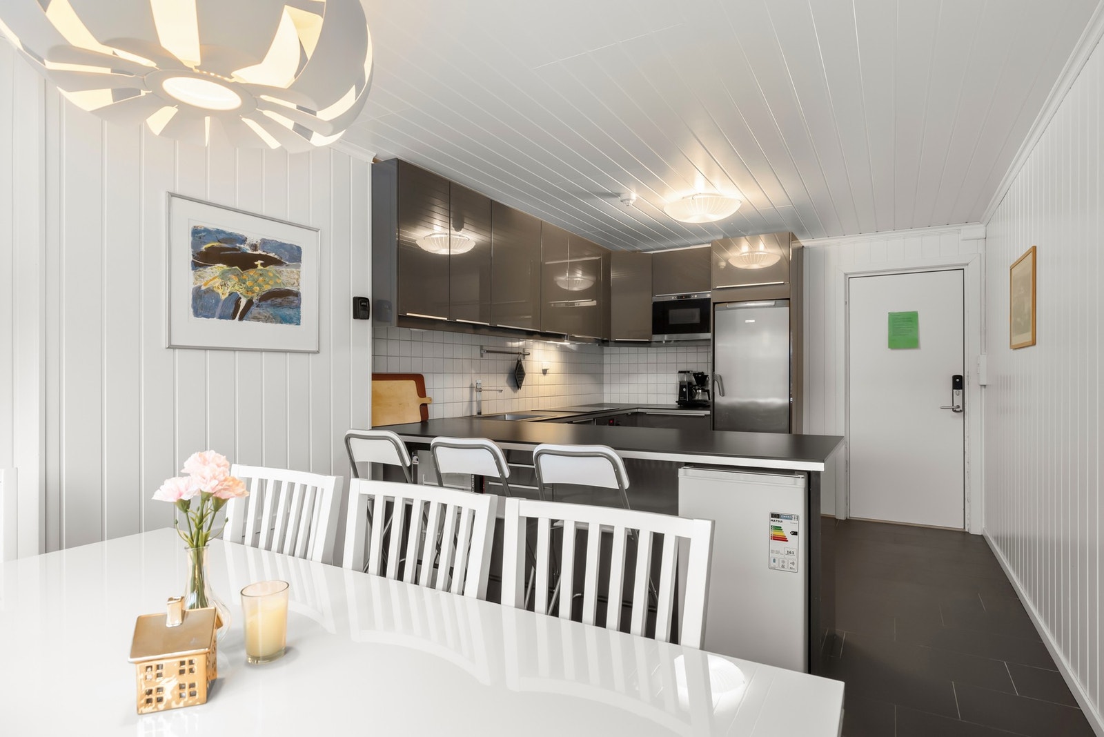 Felleskjøkkenet har integrerte hvitevarer og god benkeplass, så her er det rom for fellesskap. Galleribilde