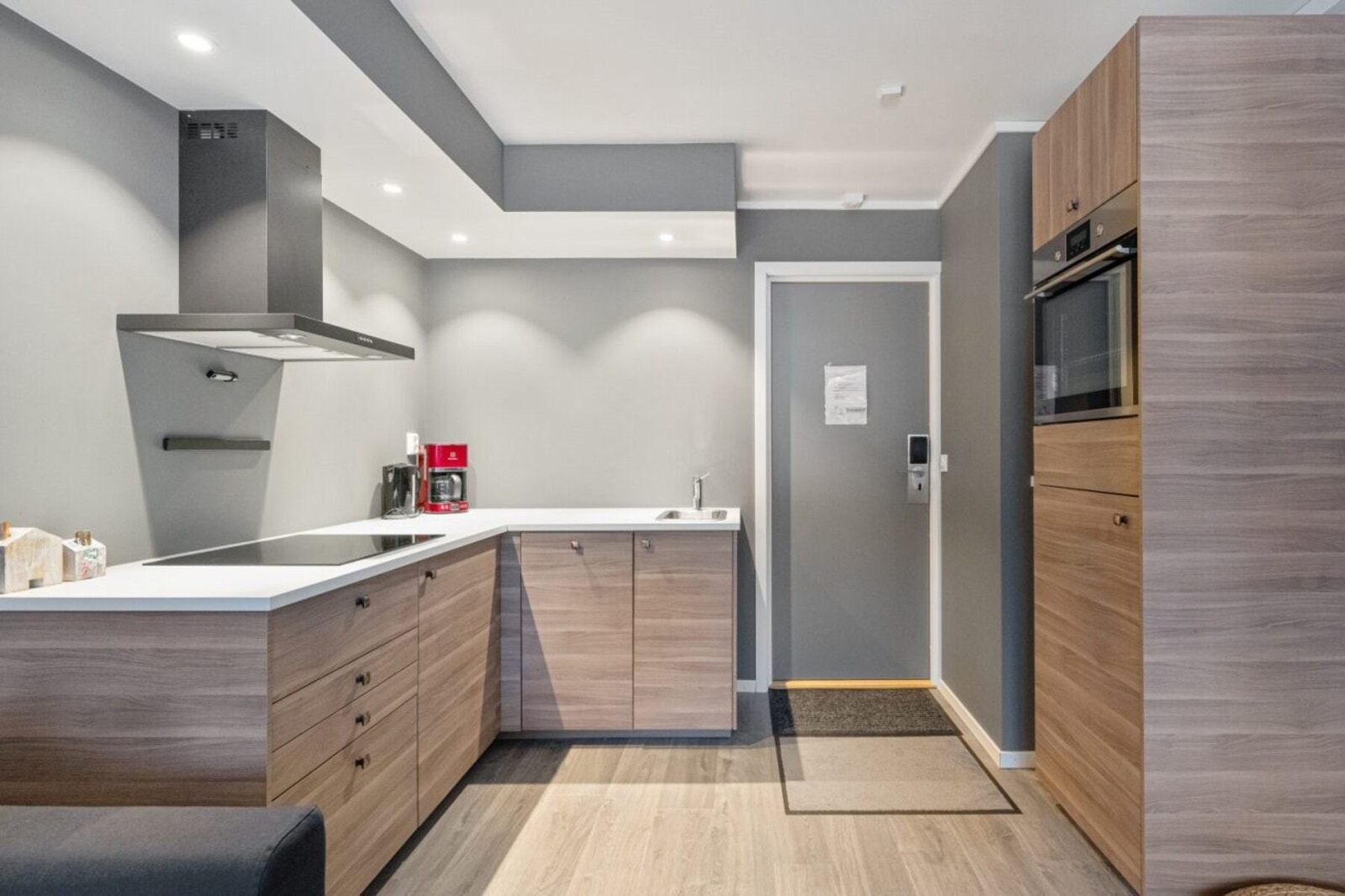 Leiligheten har flott kjøkken, men integrerte hvitevarer og godt med overlys via downlights. Galleribilde