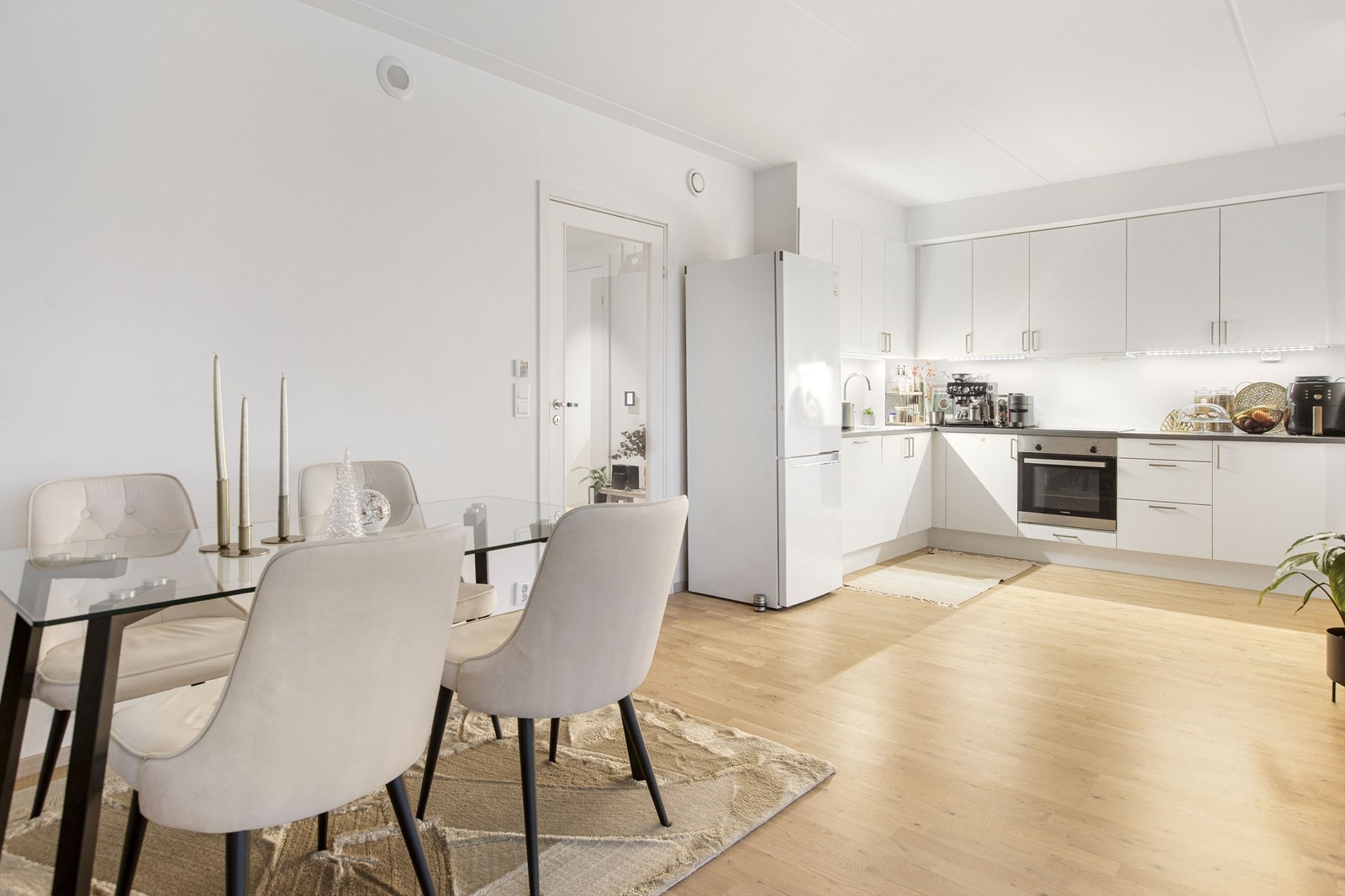 Åpen kjøkkenløsning med spiseplass Galleribilde