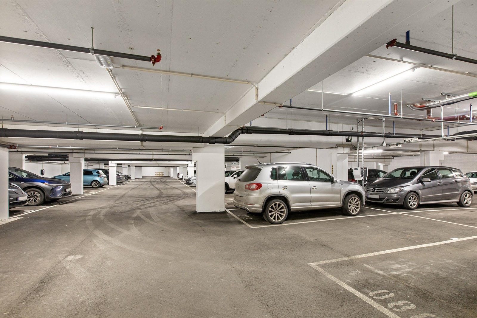 Garasje - En biloppstillingsplass i felles parkeringskjeller Galleribilde