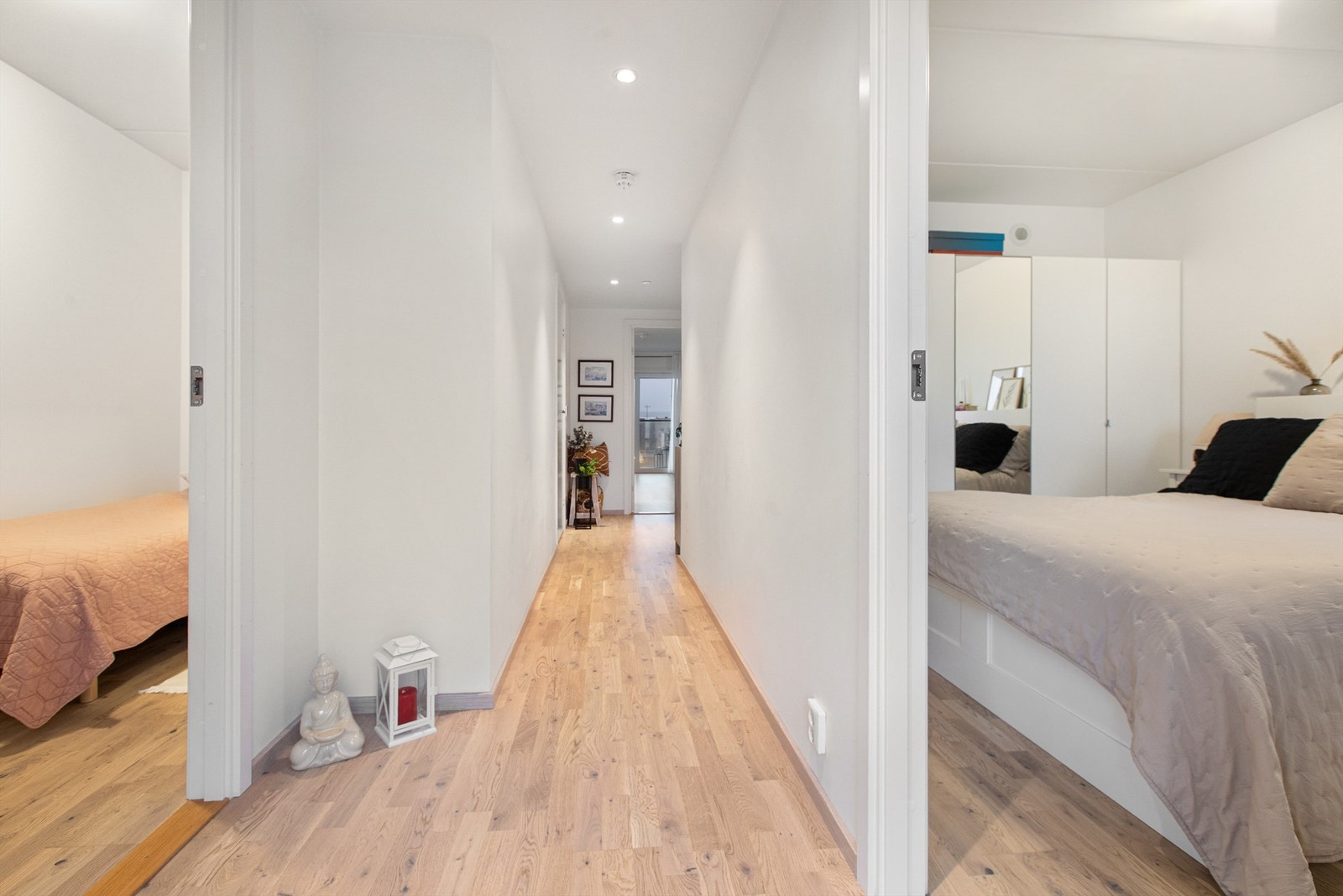 Velkommen inn i entreen - her har man et soverom på hver side Galleribilde