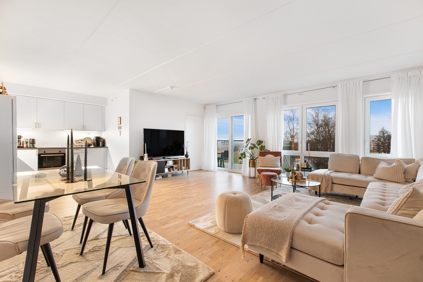 Åpen kjøkken/stue løsning som gir leiligheten en luftig og lett romfølelse Galleribilde