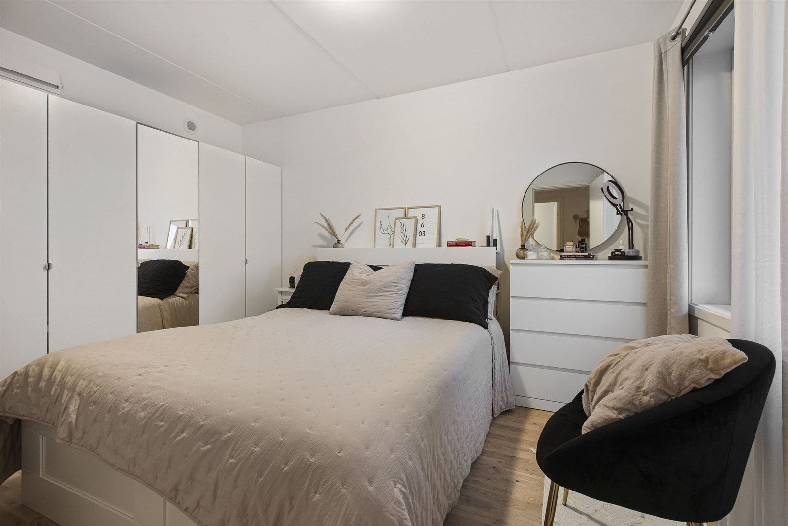 Soverommet med god skapplass Galleribilde