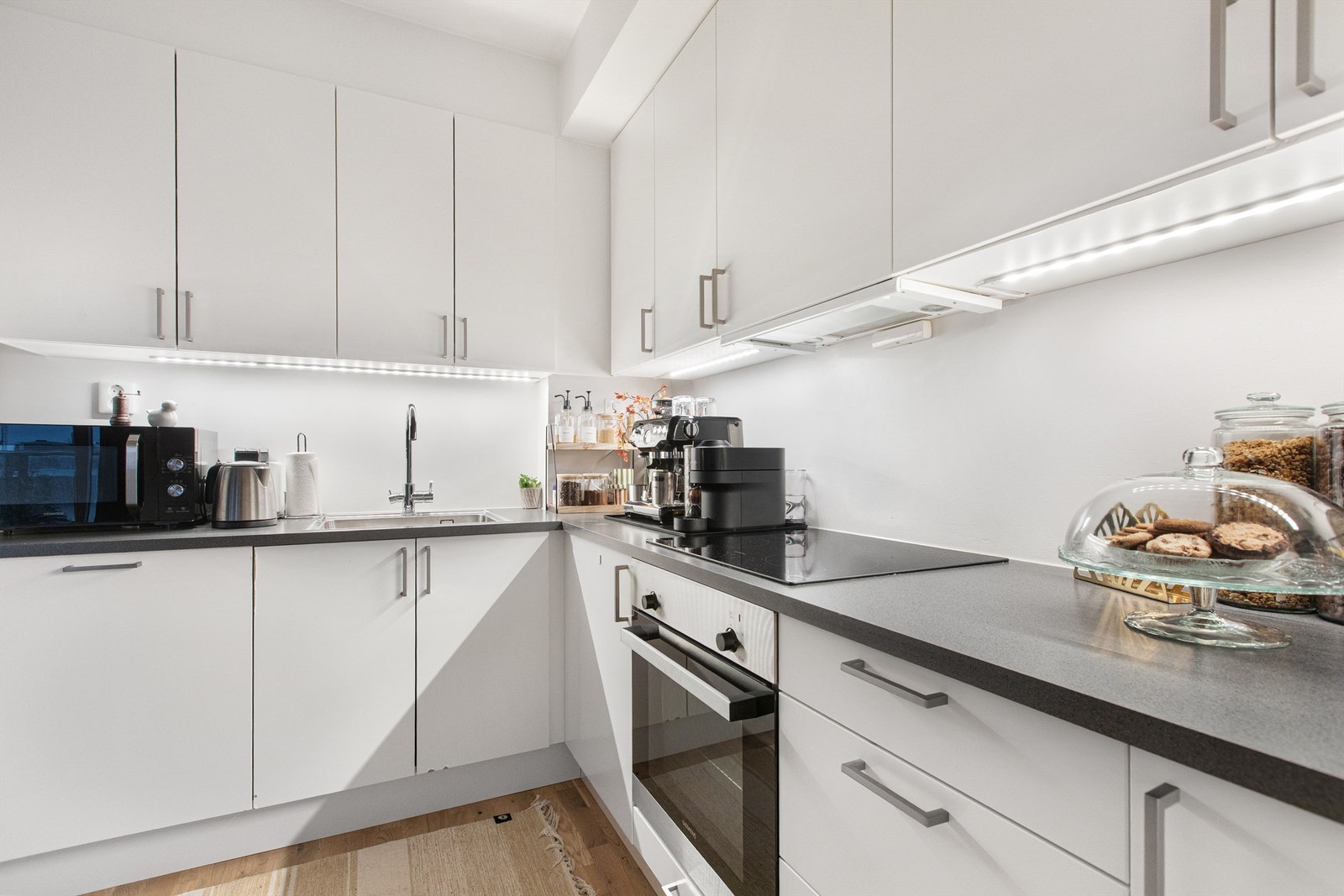 Kjøkkenet har innredning med glatte fronter fra byggeår Galleribilde