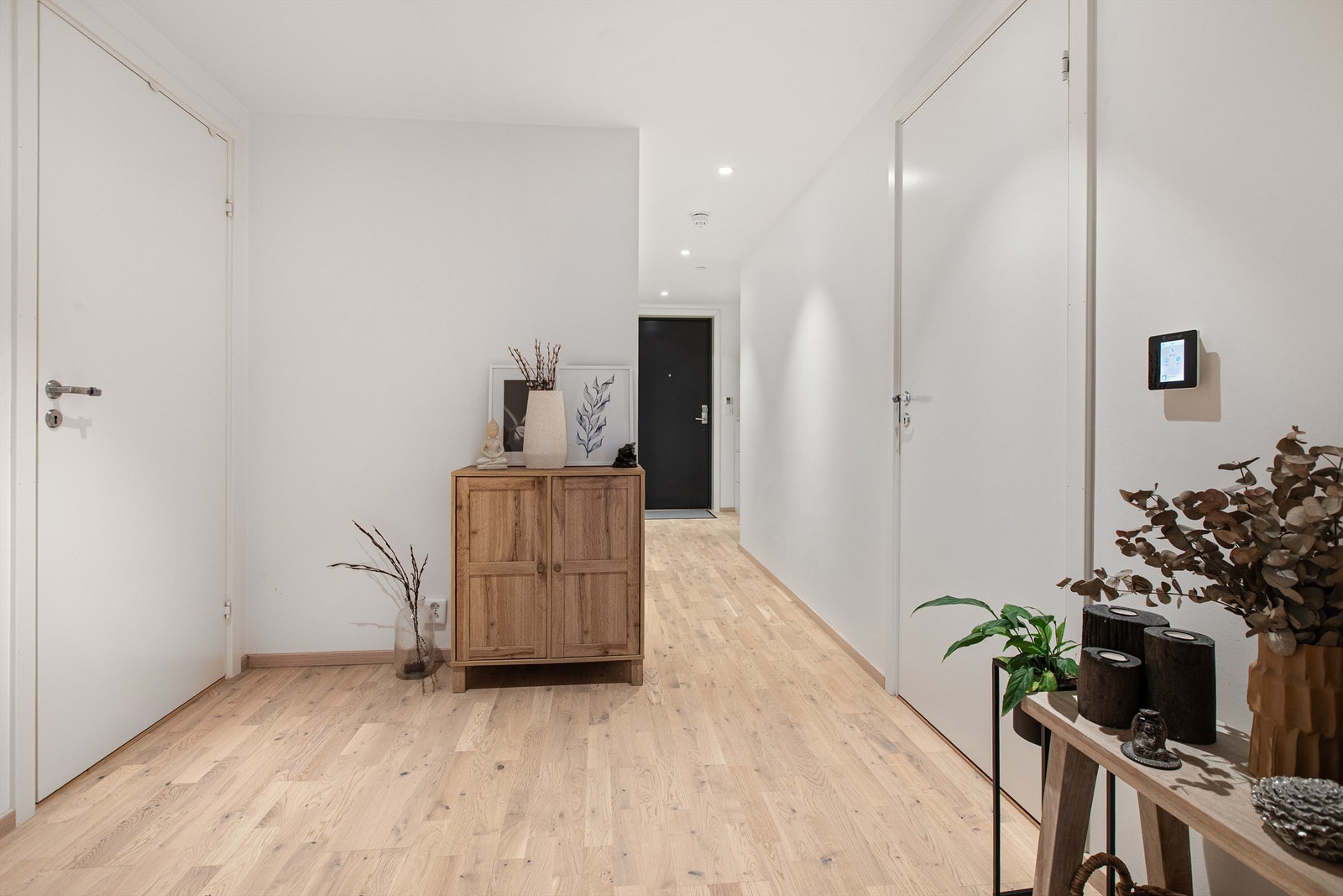 Entre fører videre inn i gangen hvor man har mulighet til garderobeplass Galleribilde