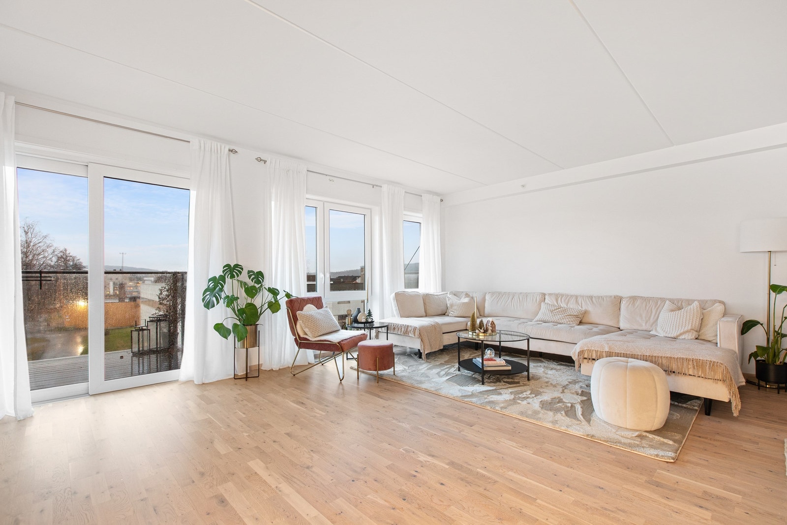 Stuen har direkte utgang til sørøst-vendt balkong på 11 kvm Galleribilde