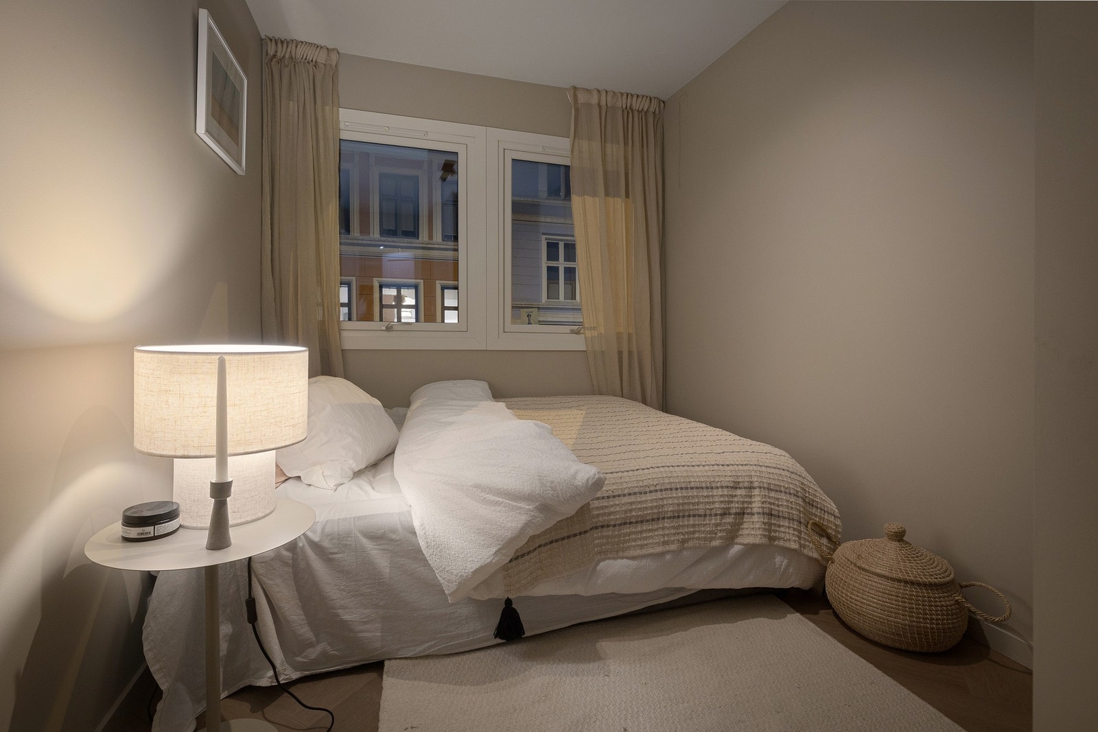 Soverom med plass til dobbeltseng, nattbord og garderobe. Nye vinduer i 2025. Galleribilde