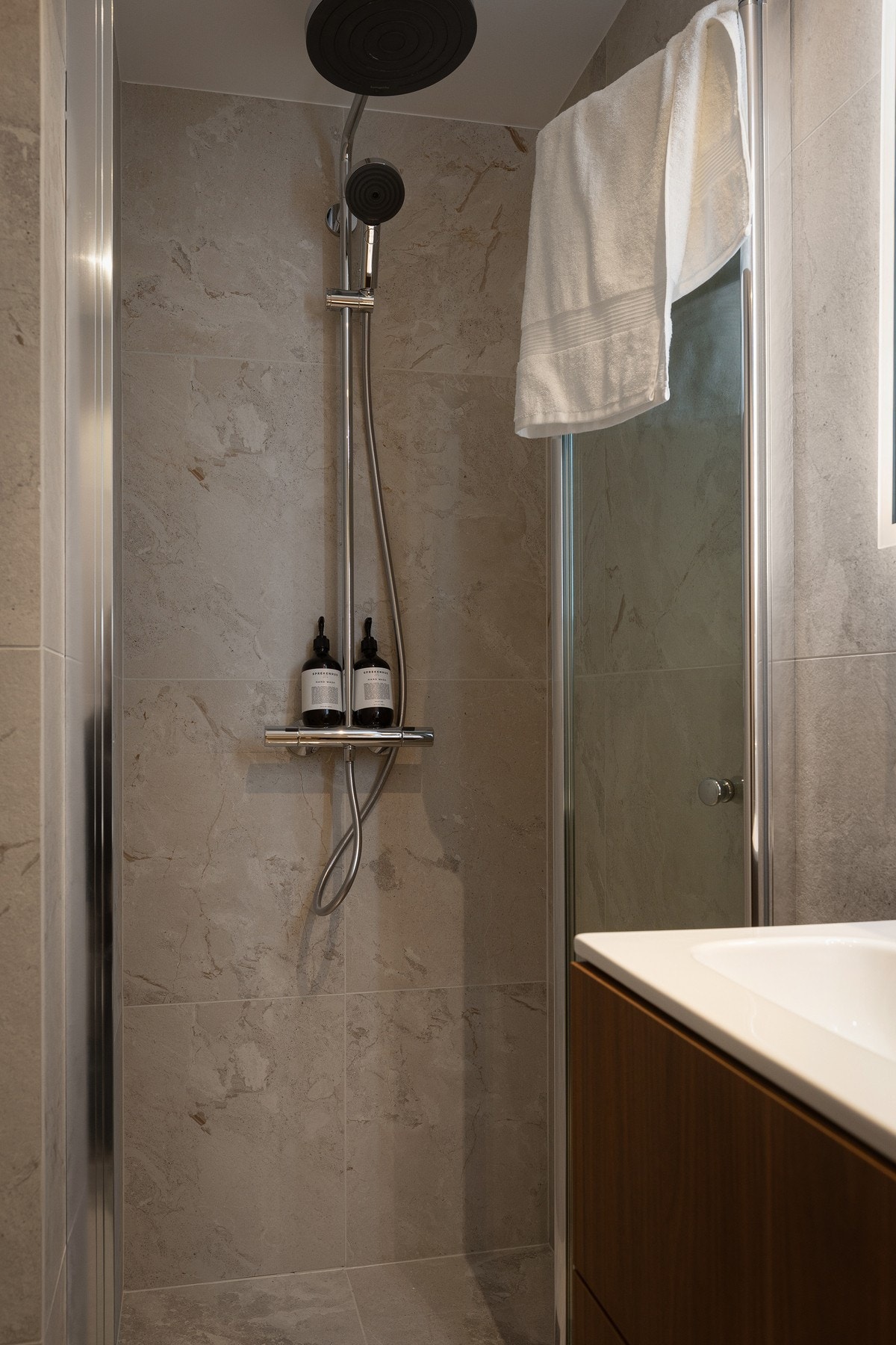 Waterfall- og hånddusj. Det er varmekabler på badet og opplegg for vaskemaskin. Galleribilde