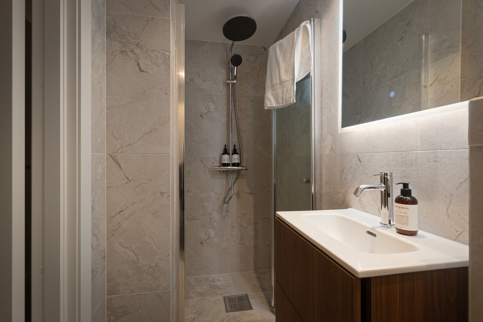 Gården holder svært god teknisk stand; alt røropplegg og vannrør, samt elektriske kabler er byttet i 2025. Galleribilde