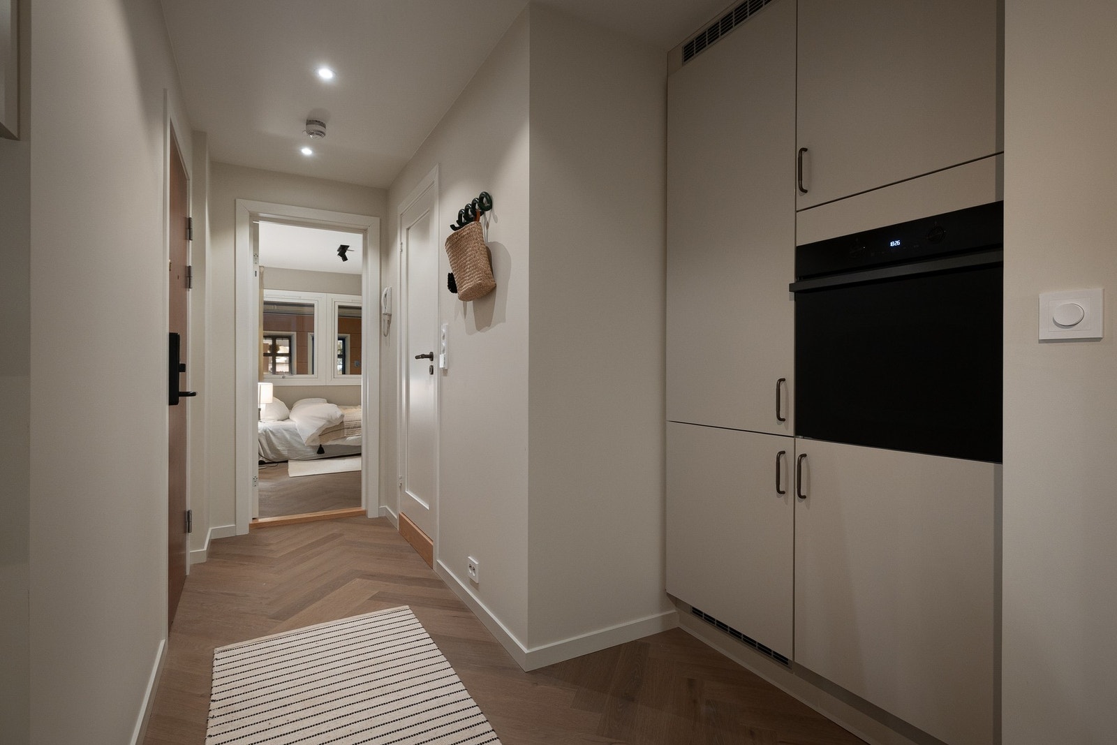 Smart løsning med høyskap i egen nisje. Galleribilde