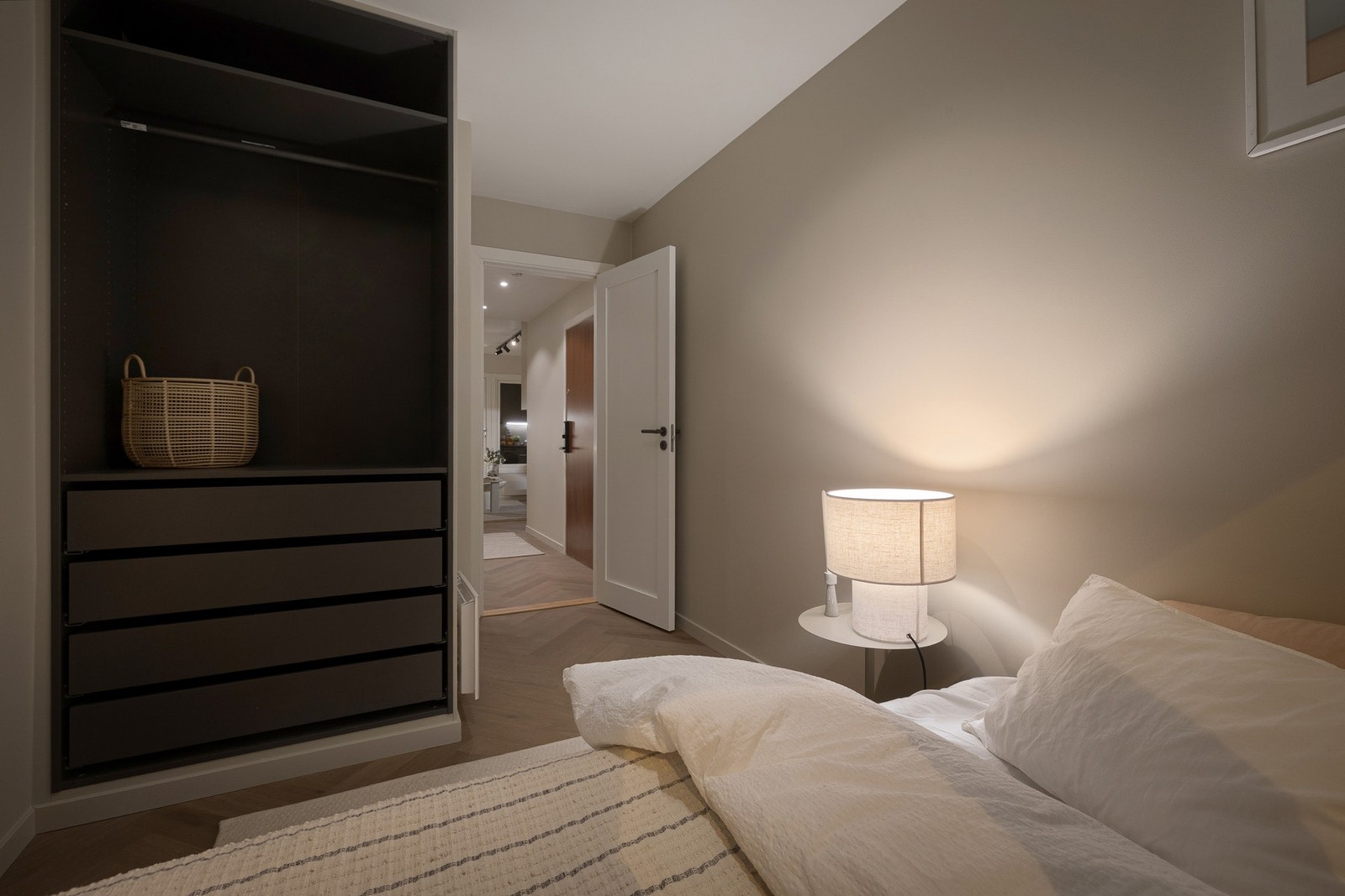 Svært lekre, innebygde skap med flott innredning. Galleribilde