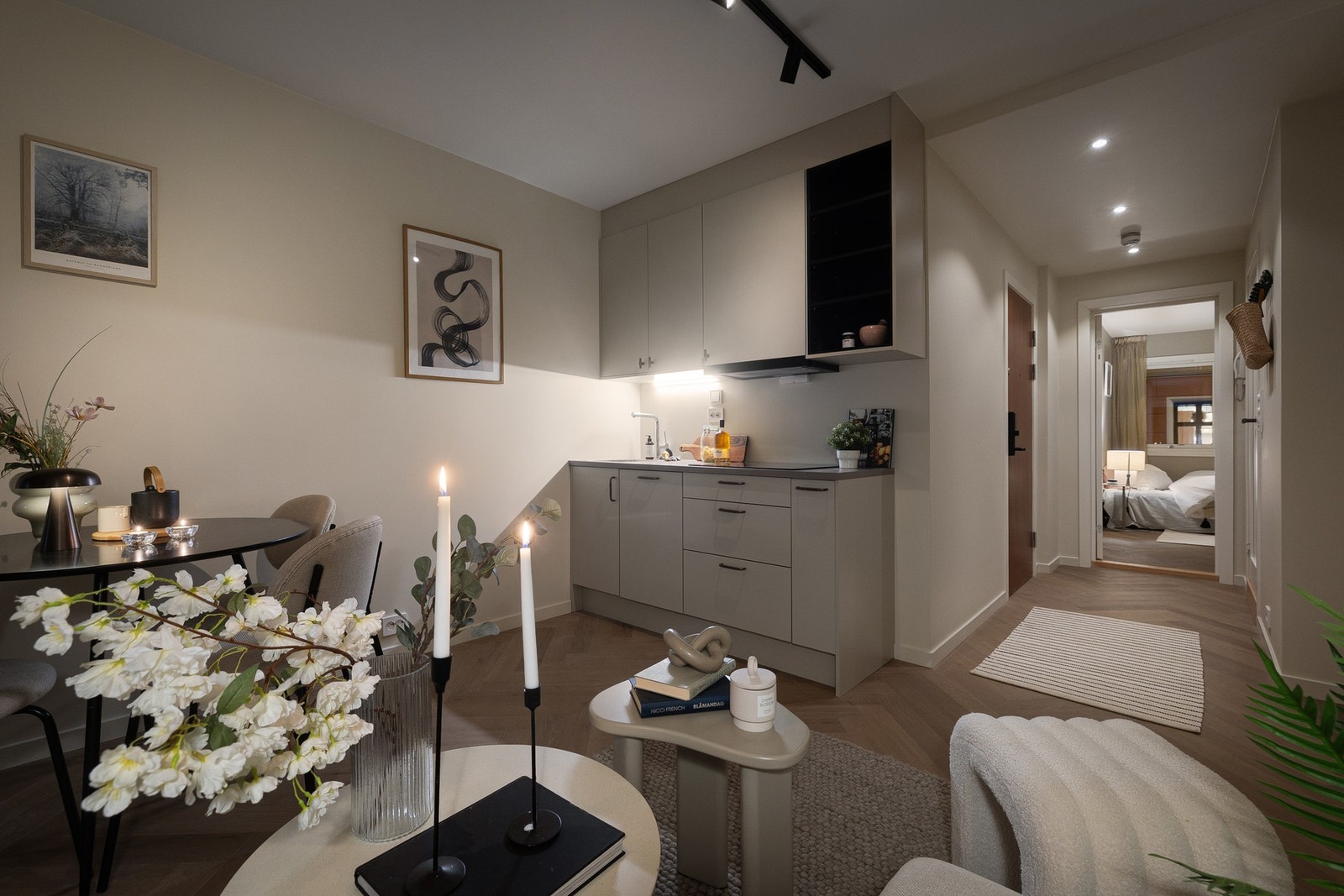 Kjøkkenet ligger i åpen og sosial løsning mot stue og spisestue. Galleribilde