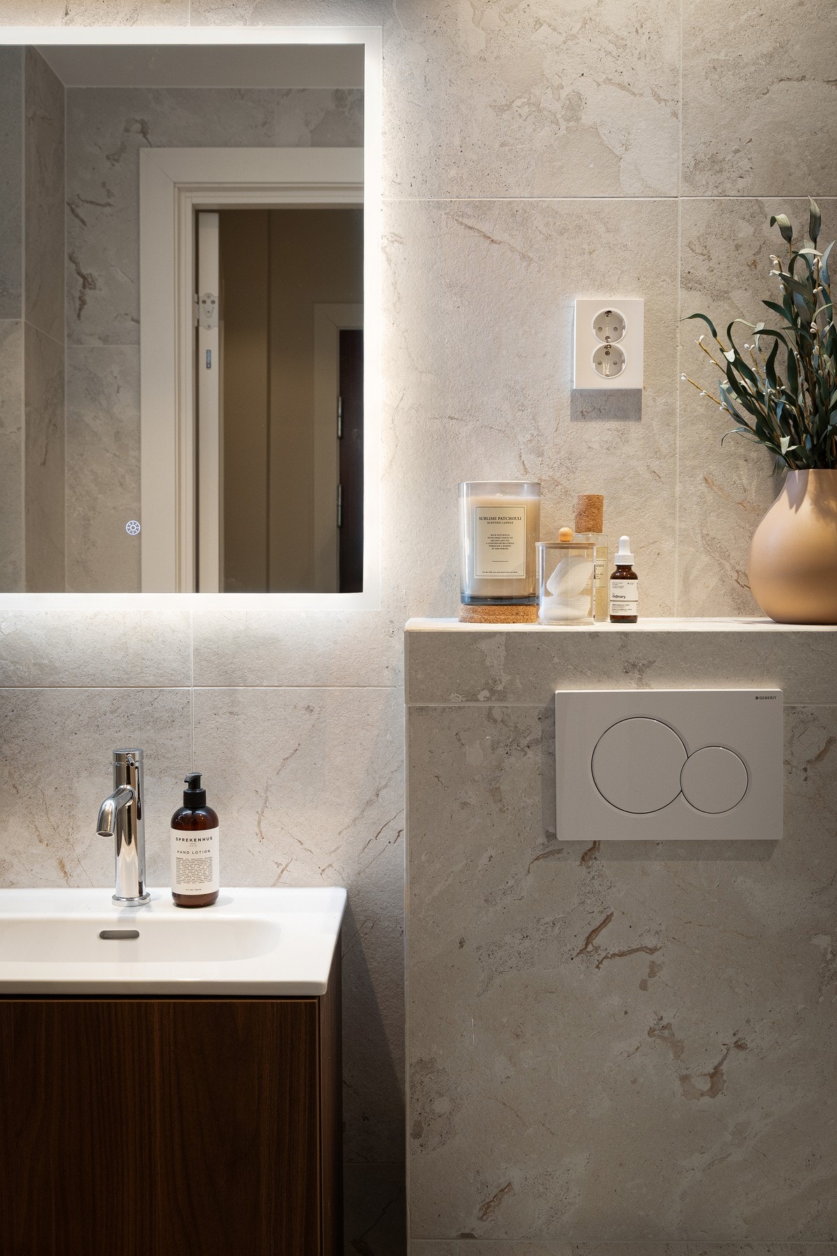 Speil med integrert belysning. Galleribilde