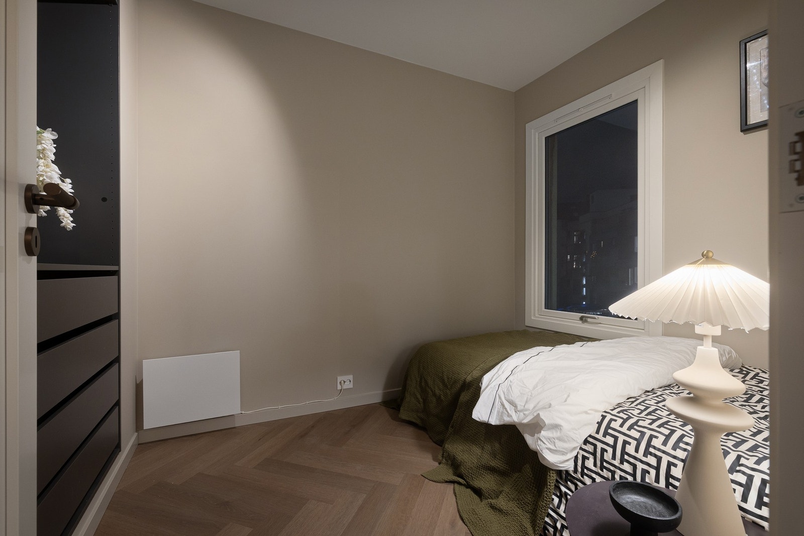 Leiligheten har 2 soverom av god størrelse. Dette soverommet vender mot rolig bakgård. Galleribilde