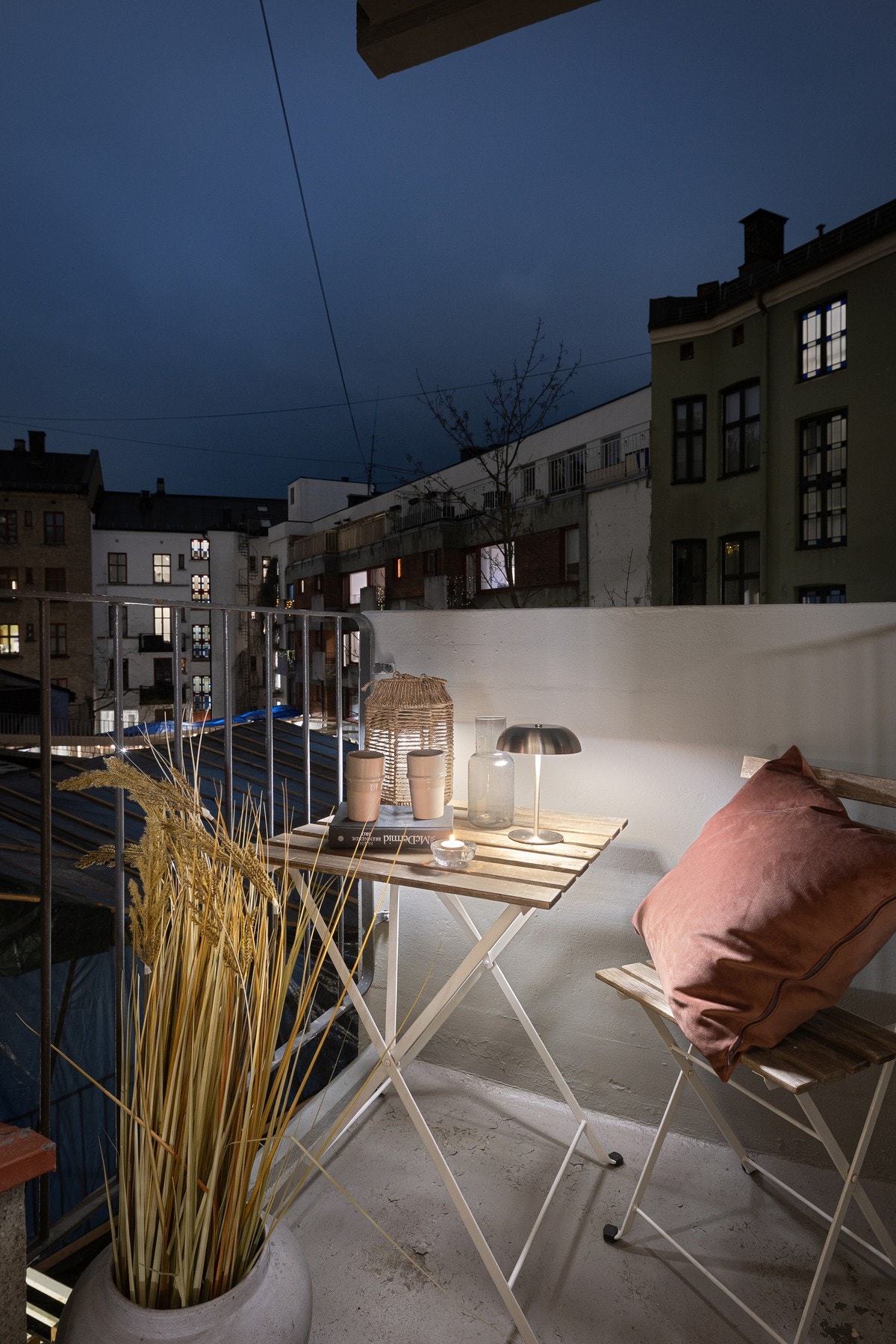 Utgang fra stue til din egen balkong mot sydvest. Stille og skjermet gårdsrom. Galleribilde