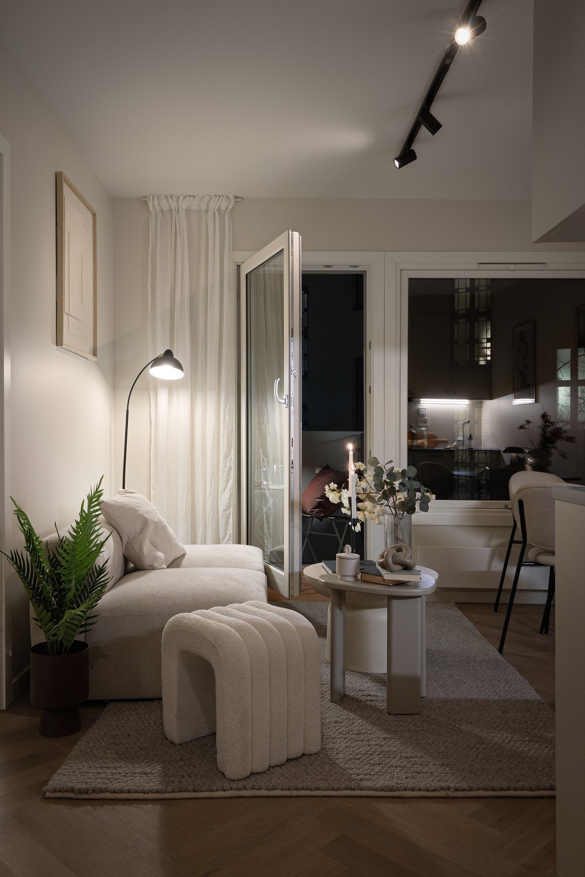 Store vindusflater i stue/kjøkken mot sydvest. Oppvarming er inkludert i fellesutgiftene. Galleribilde