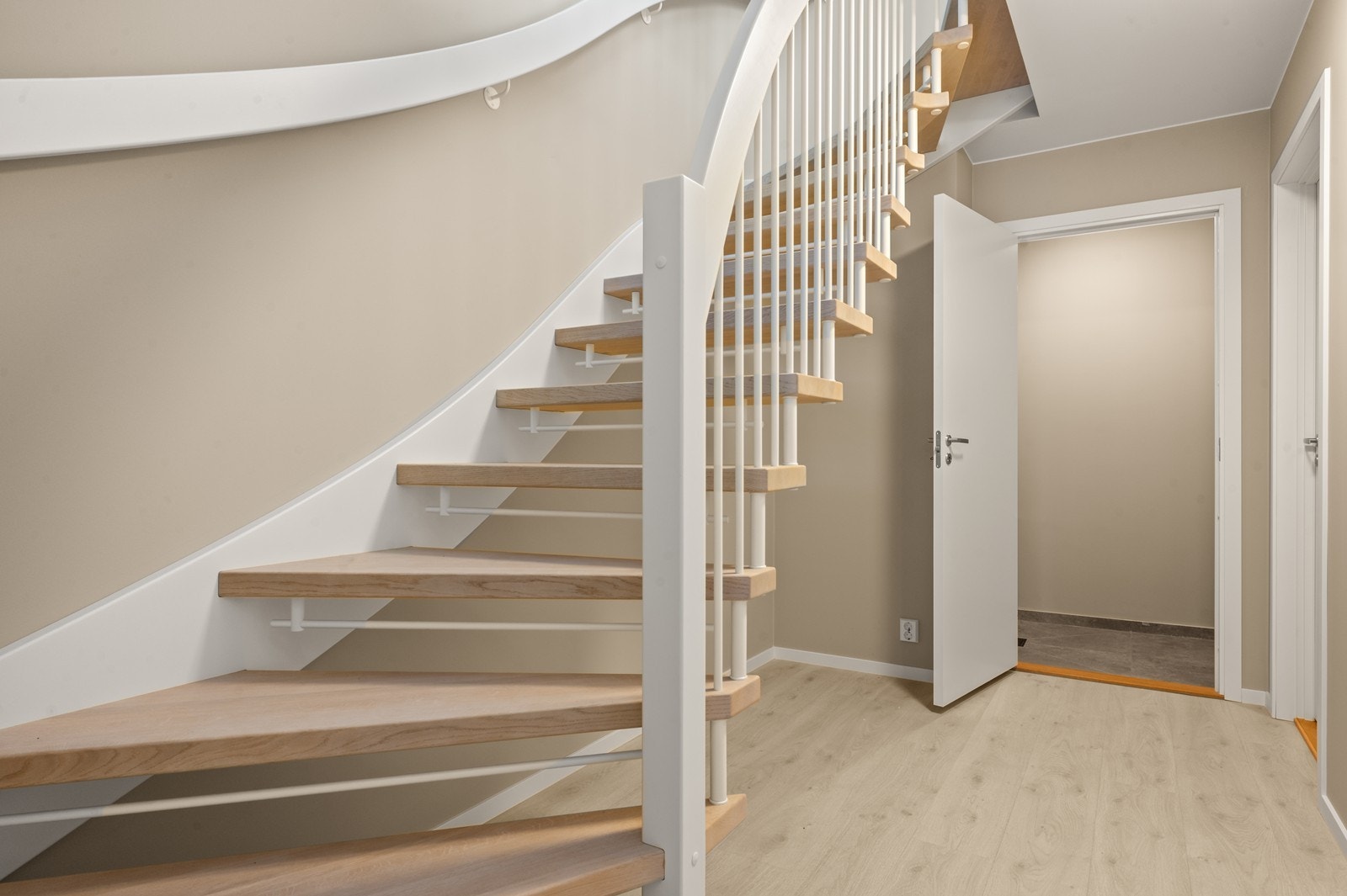 Trappen går fra stuen i 1. etasje ned til gangen i underetasjen. Galleribilde