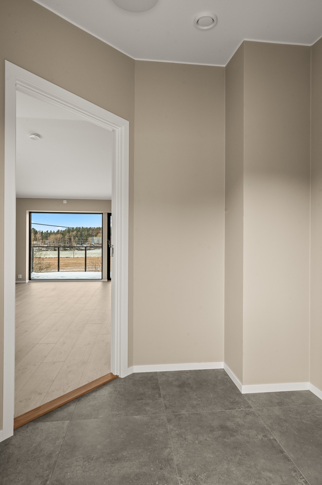 Velkommen inn i en lys og trivelig entré med flislagt gulv. Herfra er det direkte tilgang til boligens sosiale sone. Galleribilde