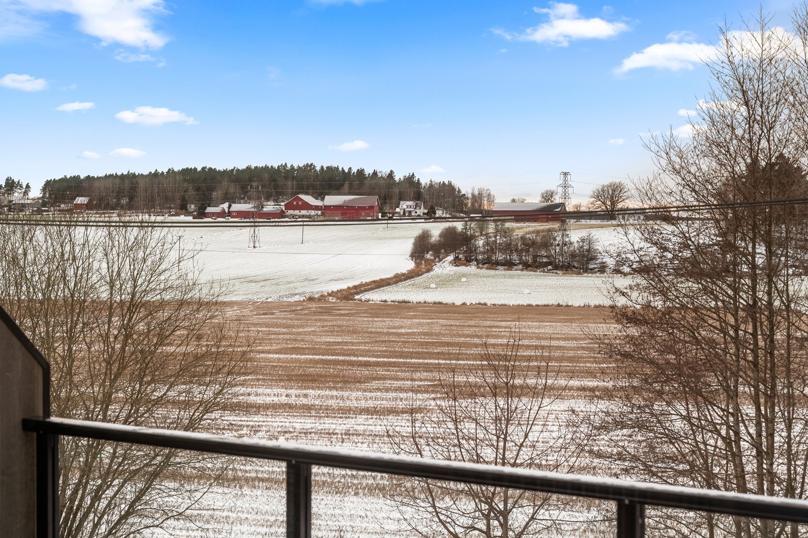Verandaen har utsikt over det åpne kulturlandskapet. Galleribilde
