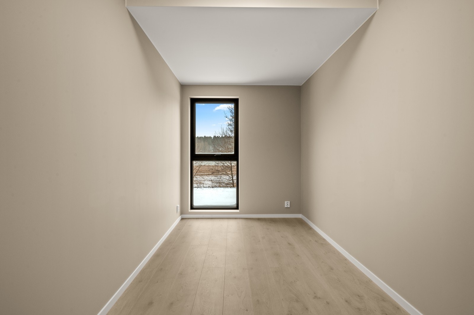 Boligens andre soverom passer godt som barnerom, gjesterom eller kontor. Galleribilde