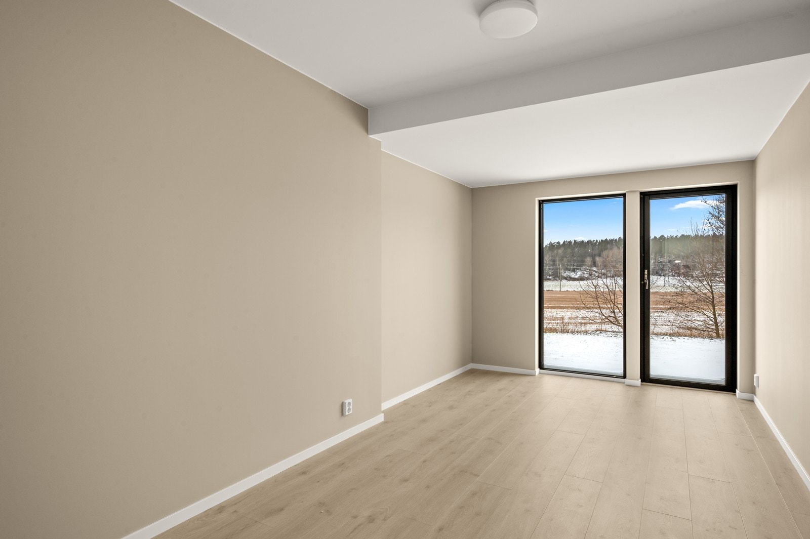 Hovedsoverommet er romslig og har utgang til terrenget. Galleribilde