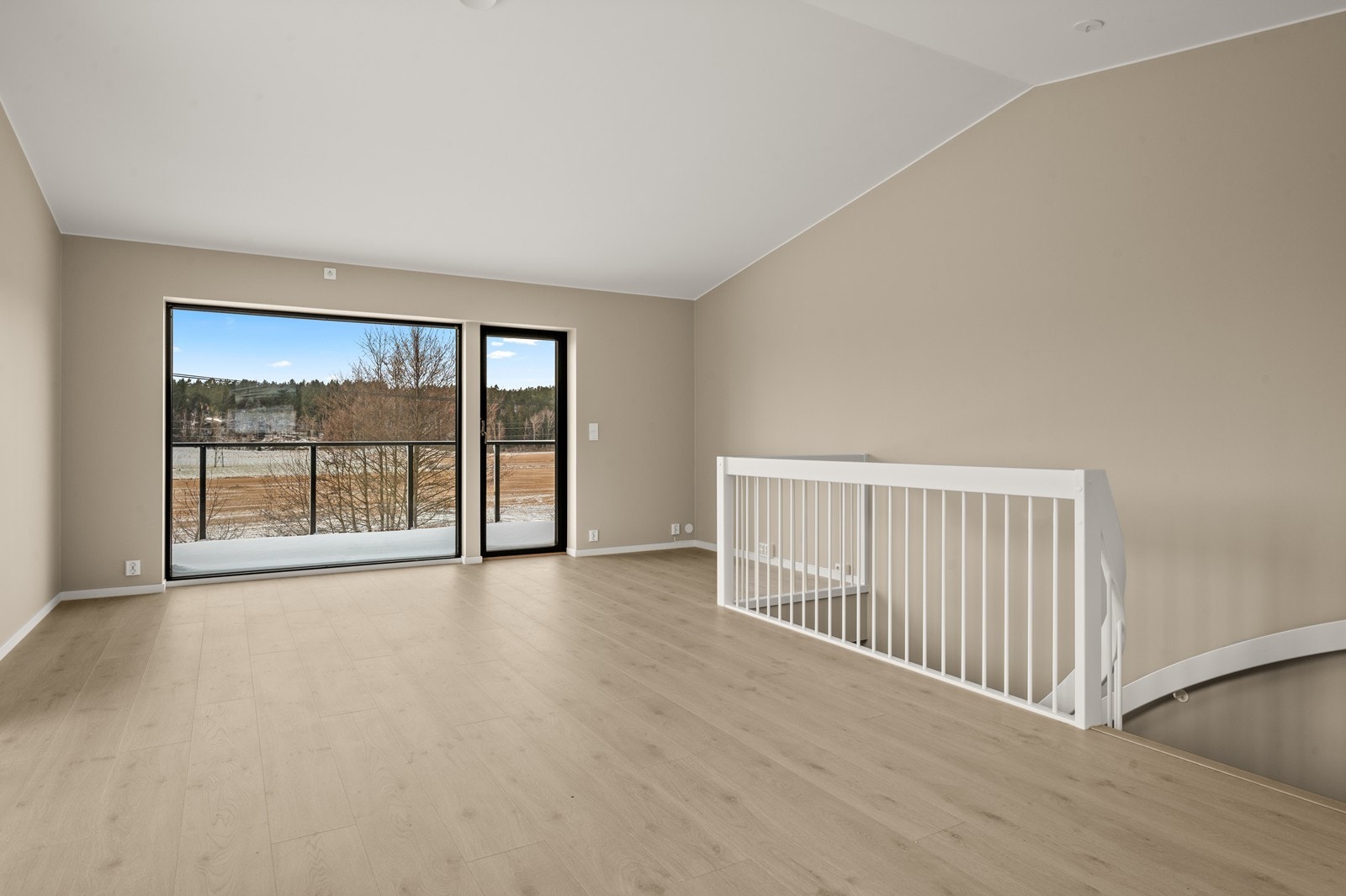 Den åpne løsningen gjør det enkelt å kombinere matlaging og sosialt samvær. Galleribilde