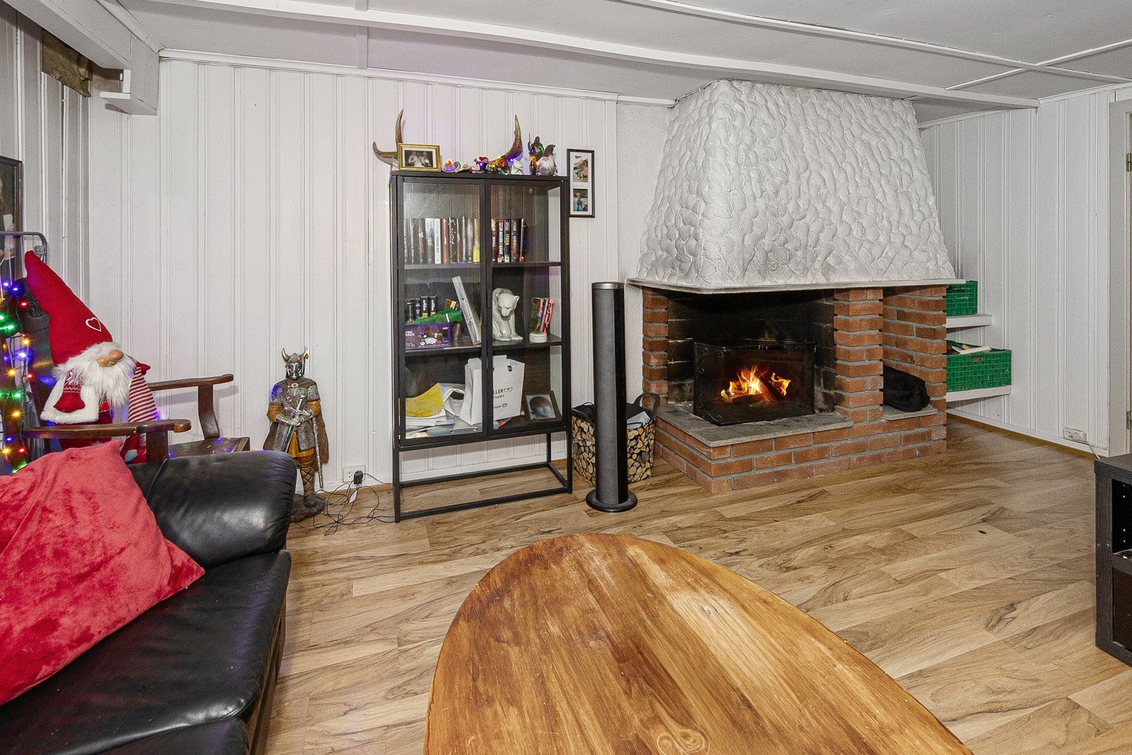 Kjellerstue med peis - megler gjør oppmerksom på at det mangler ildfast plate på gulvet foran ildstedet. Megler gjør oppmerksom på at rommet ikke er godkjent for varig opphold. Galleribilde