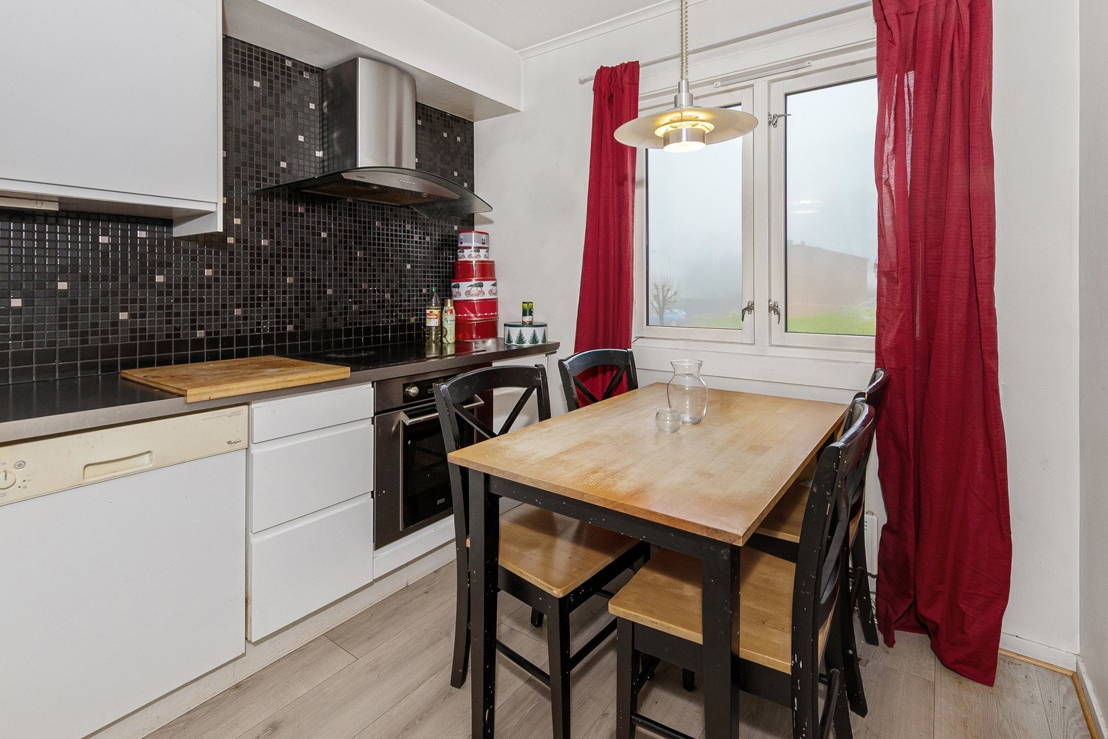 Det er plass til kjøkkenbord ved vindusplassen på kjøkkenet. Galleribilde