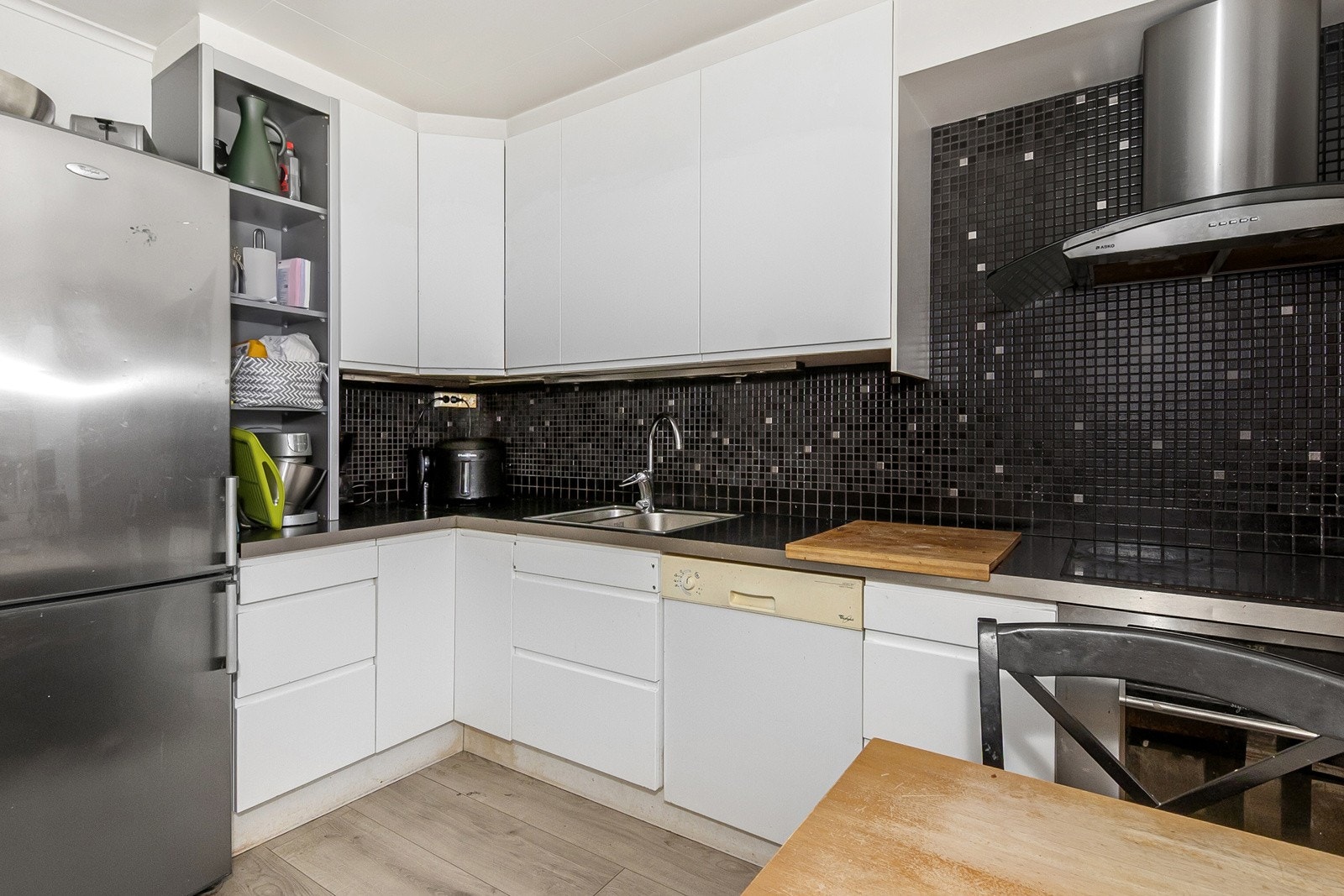 Lyst og pent kjøkken med takhøye skap. Galleribilde