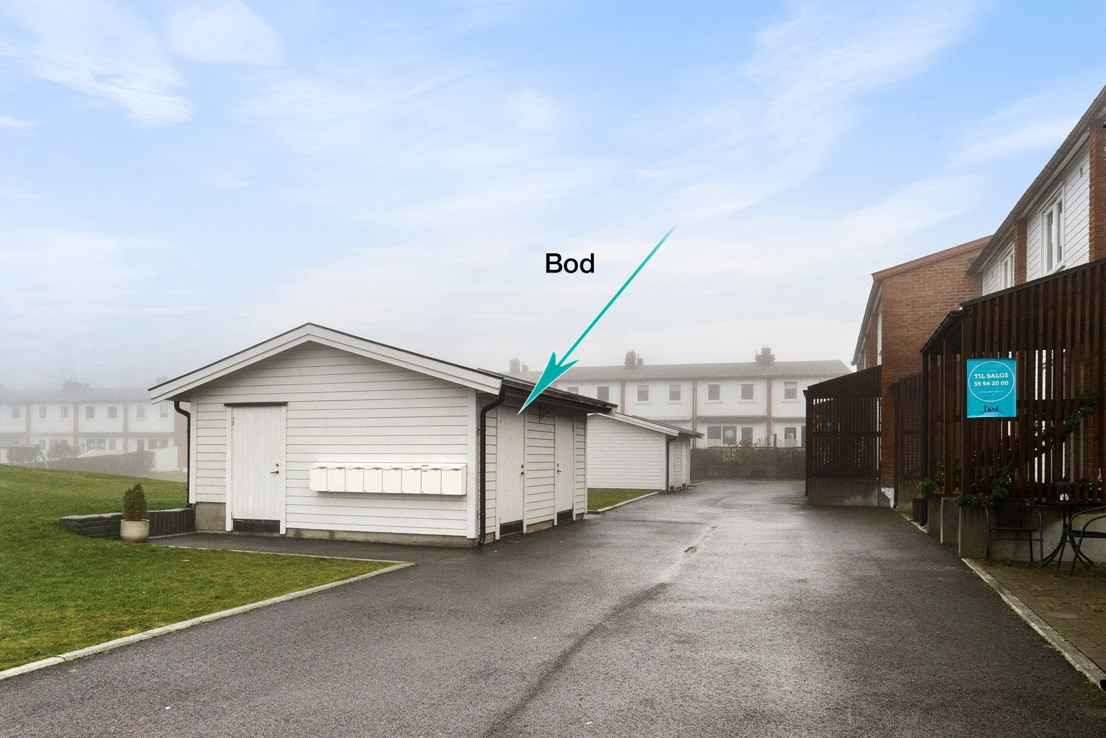 Utvendig praktisk bod, tilhørende rekkehuset. Godt med parkeringsplasser i umiddelbar nærhet. Galleribilde