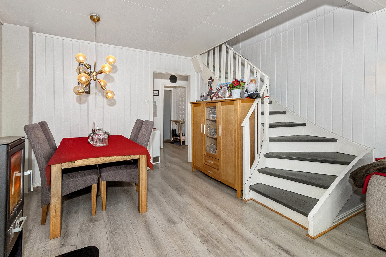 Stue og trapp opp til soverommene og bad i 2 etasje. Galleribilde