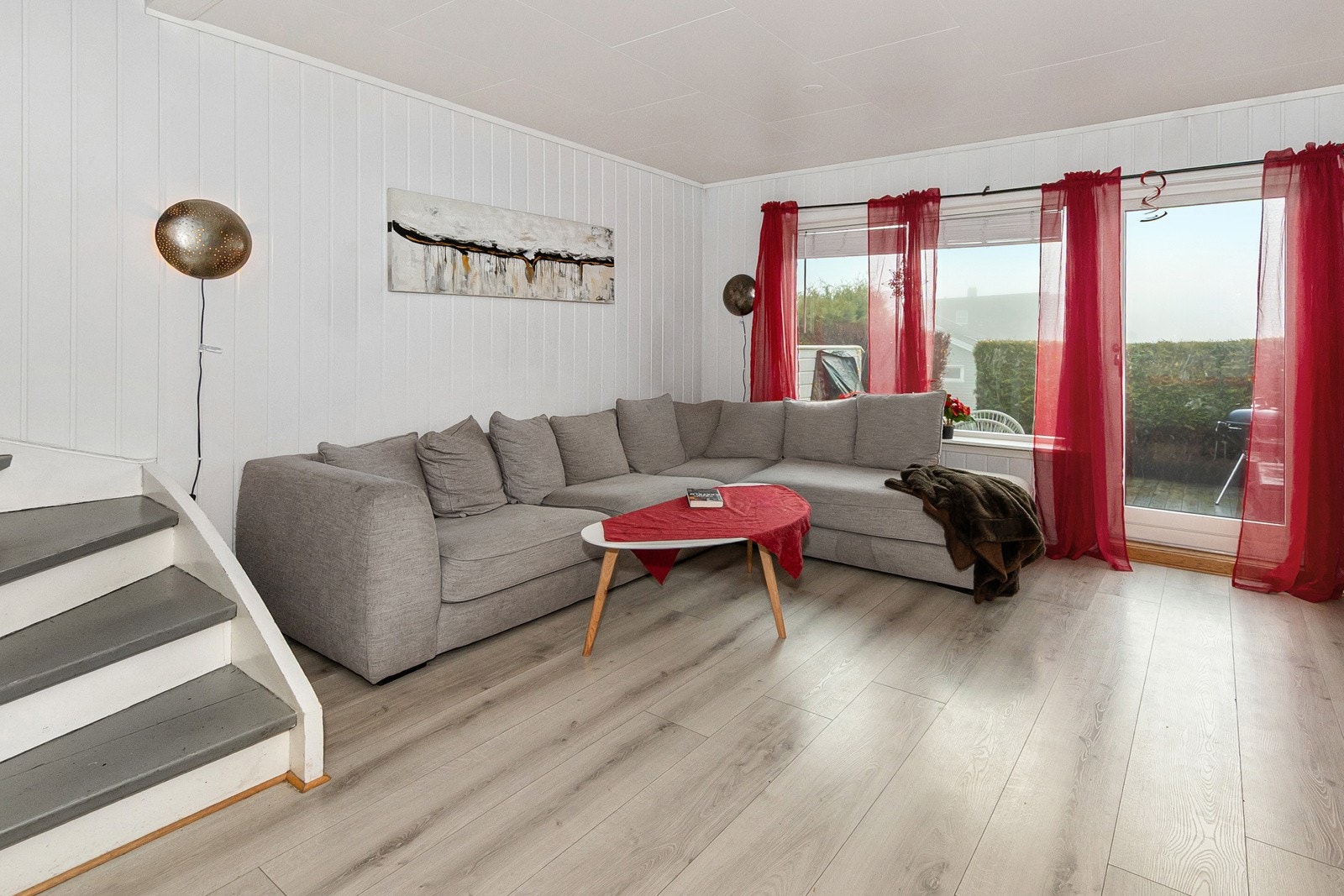 Flere møbleringsalternativer og godt med natulig lys inn fra vinduene og verandadøren. Galleribilde