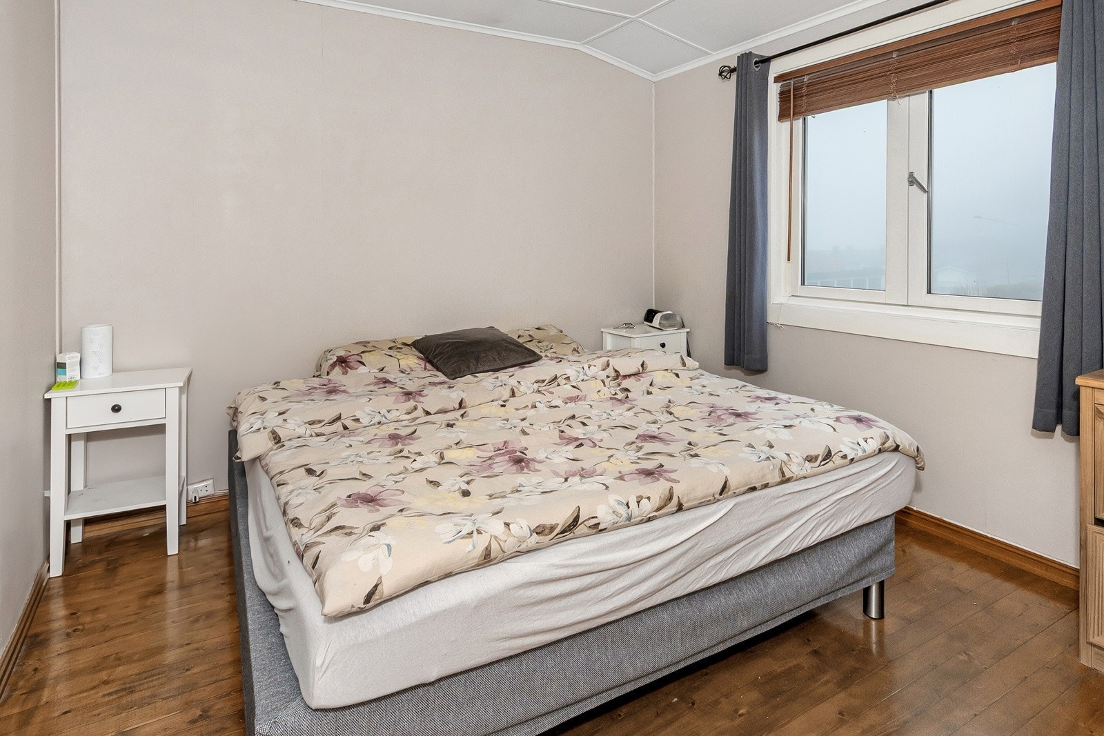 Hovedsoverom i 2. etasjen. Det er totalt 3 soverom i boligen. Galleribilde