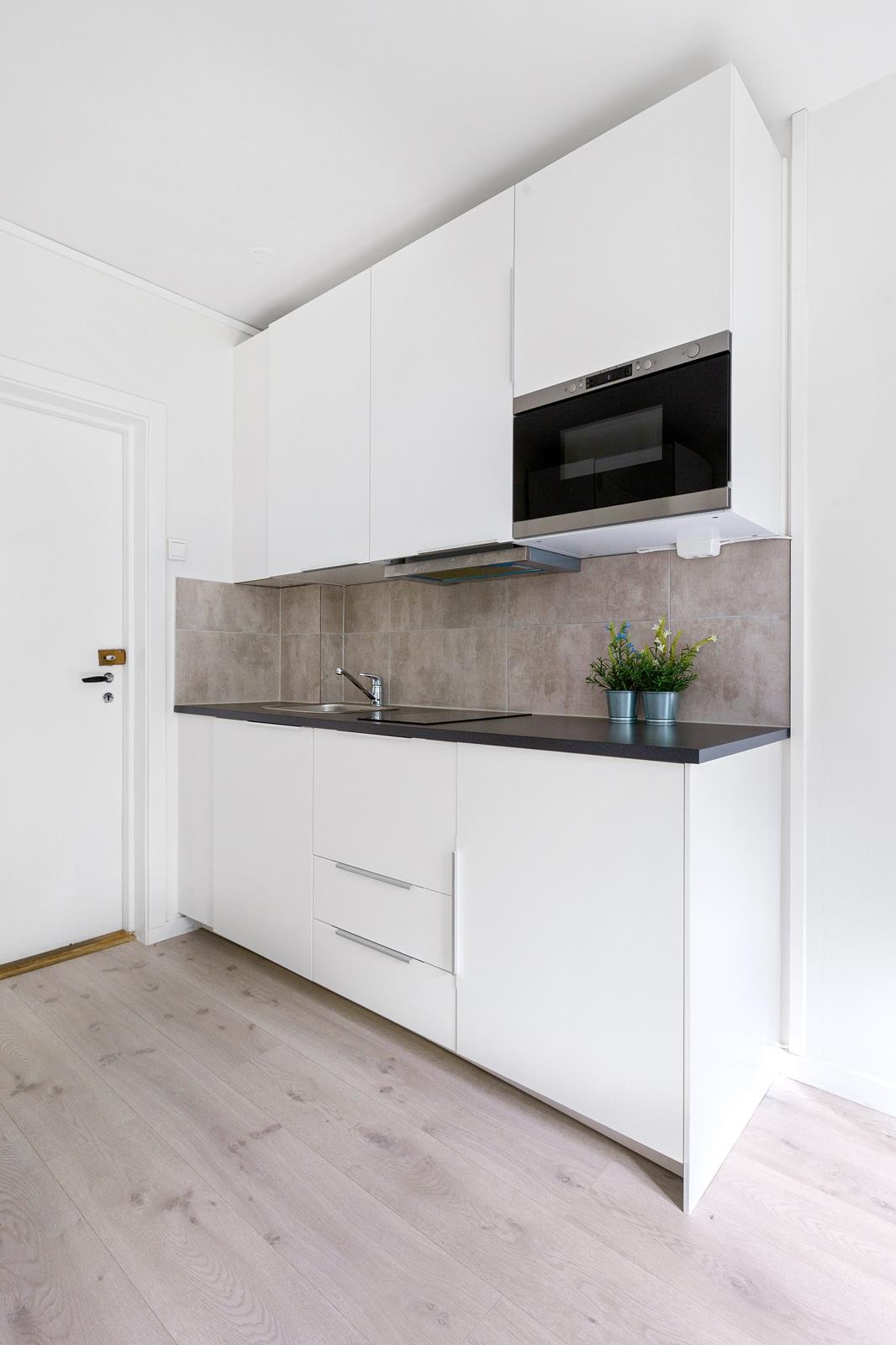 Hybelkjøkken med koketopp, kjøleskap og mikro Galleribilde