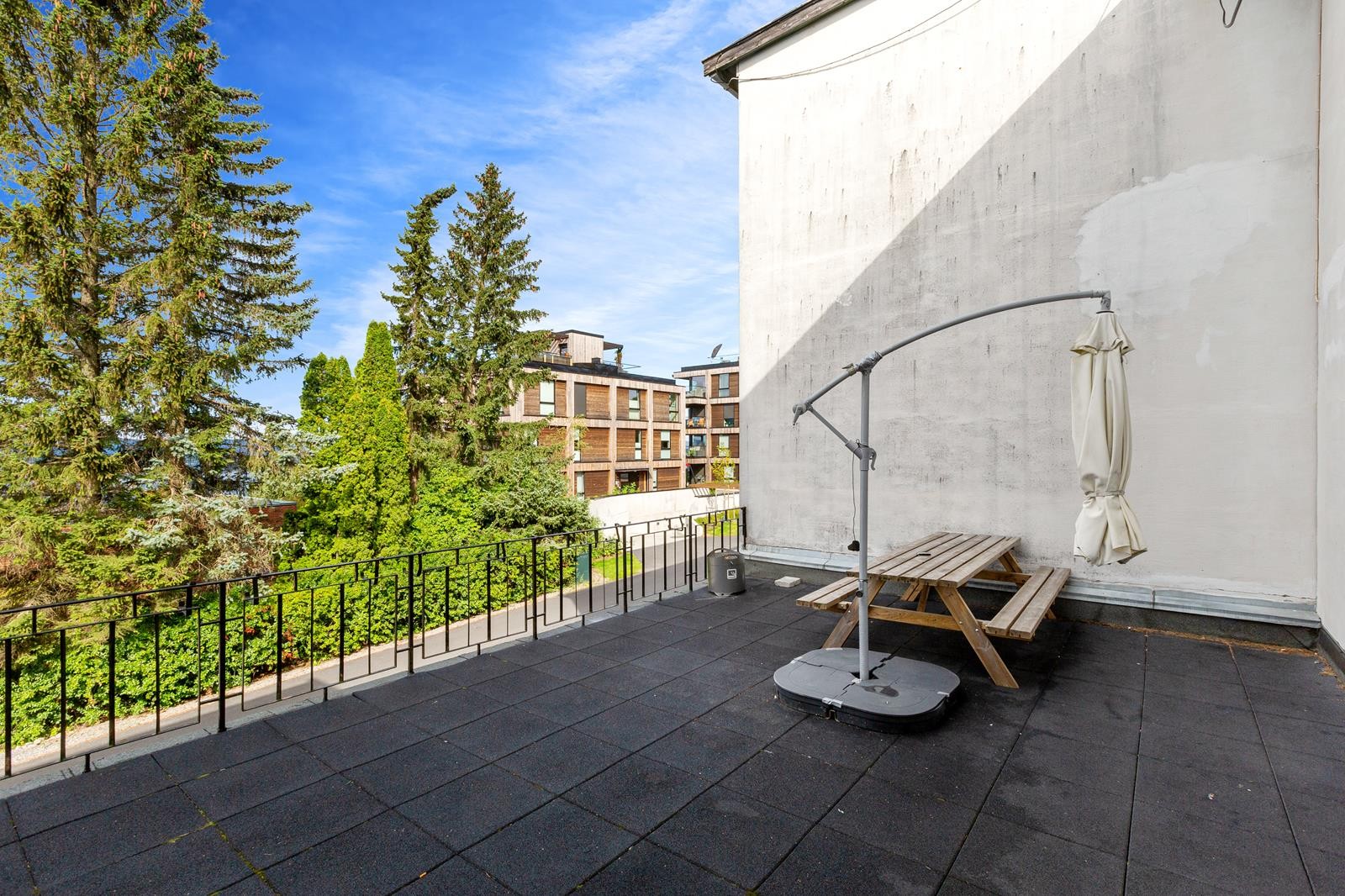 Eiendommen har felles terrasse med sjøutsikt Galleribilde