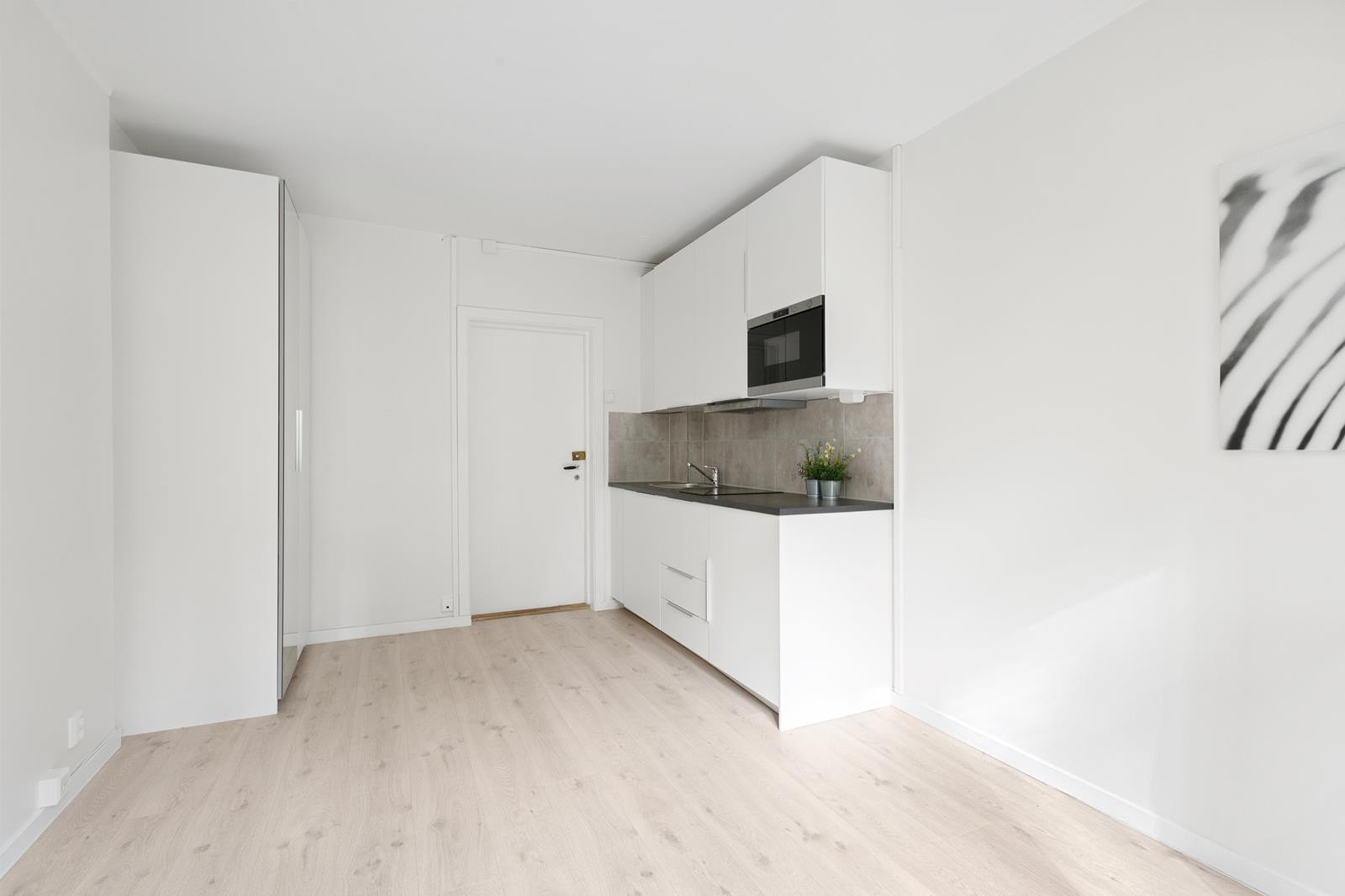 Garderobeskap medfølger Galleribilde