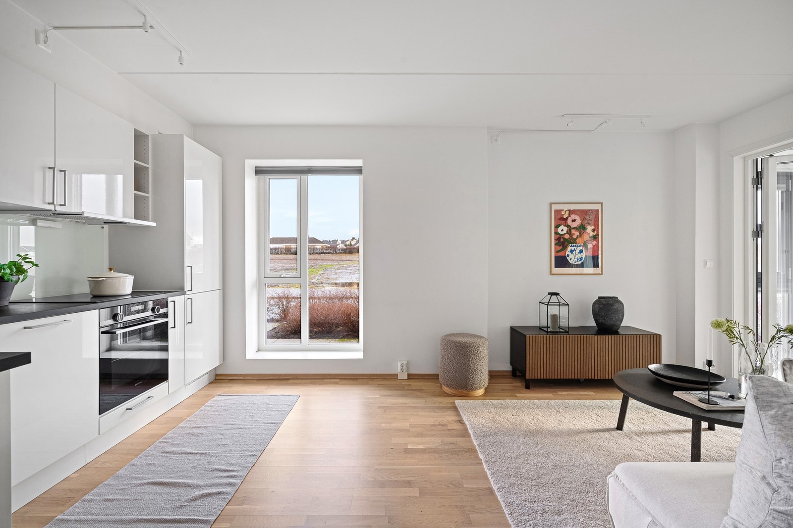 Stue med åpen kjøkkenløsning. Galleribilde