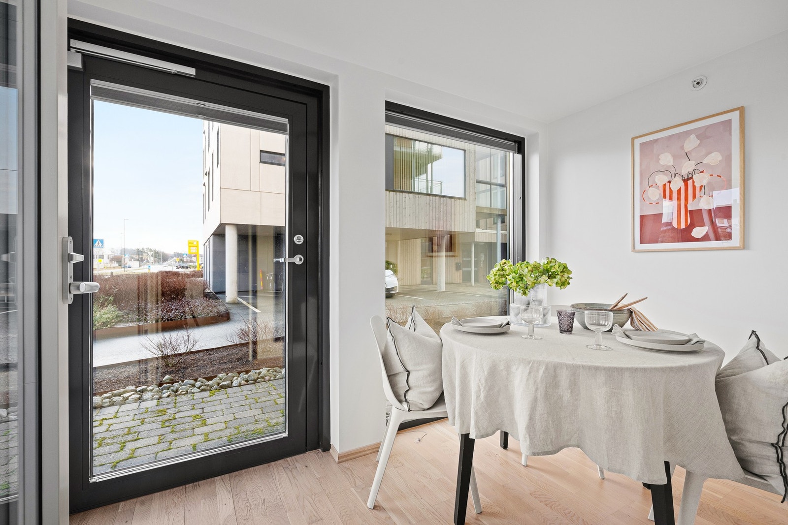 Stue II med store vindusflater gir mye lys inn i leiligheten. Galleribilde