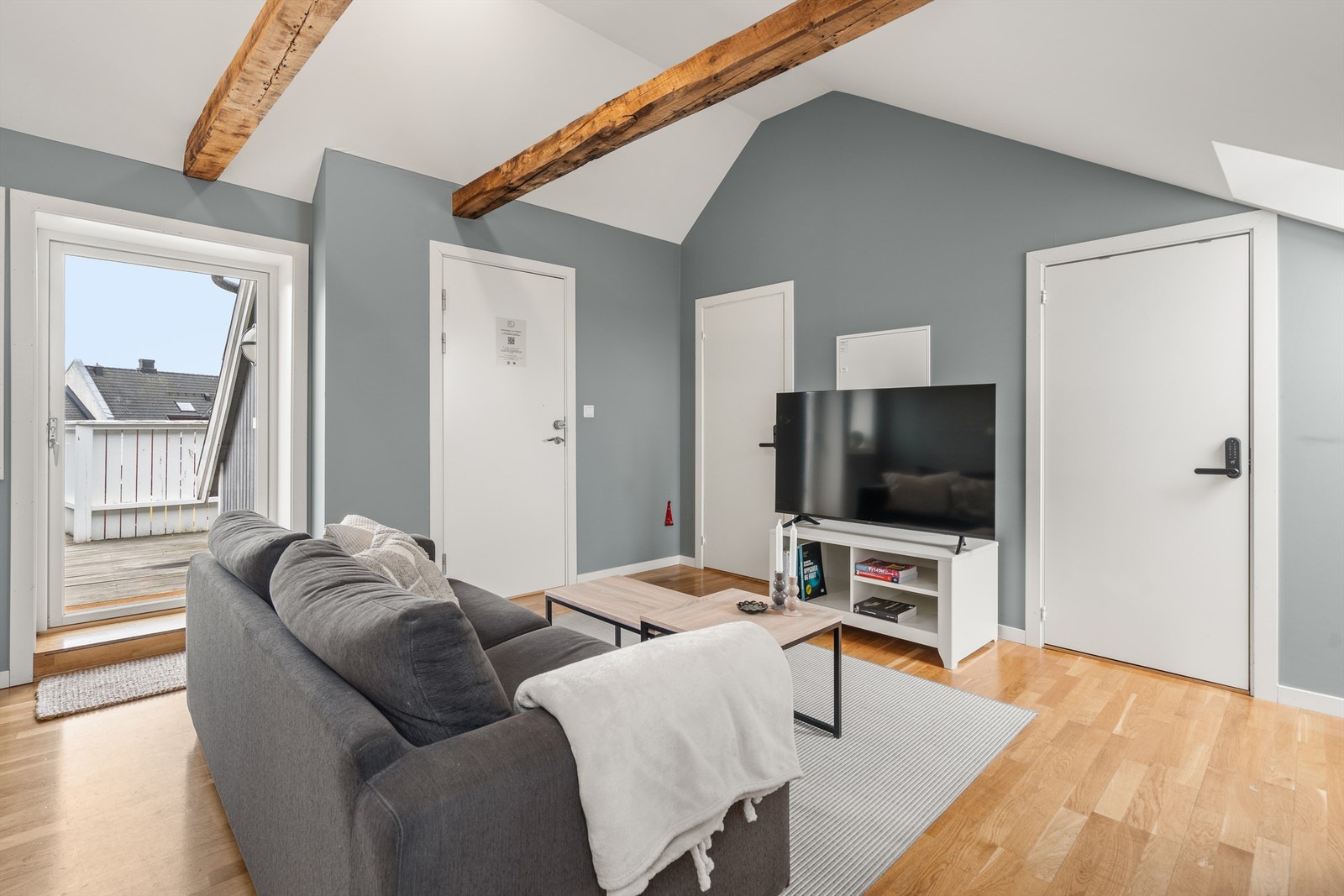 Lys og hyggelig loftsleilighet med utgang til balkong Galleribilde