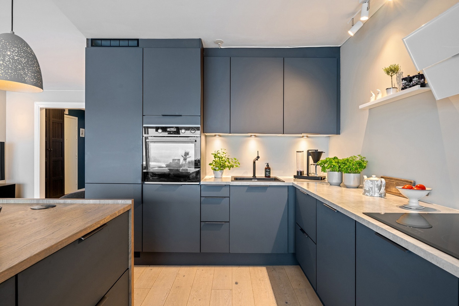 Kjøkken med god arbeidsplass og integrerte hvitevarer, inkludert nyere induksjonstopp og stekeovn med dampfunksjon. Galleribilde