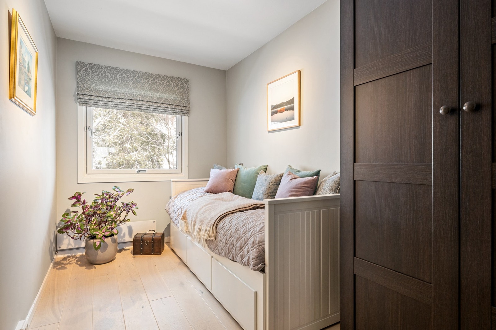 Pent soverom med god plass til seng og medfølgende garderobeskap. Galleribilde