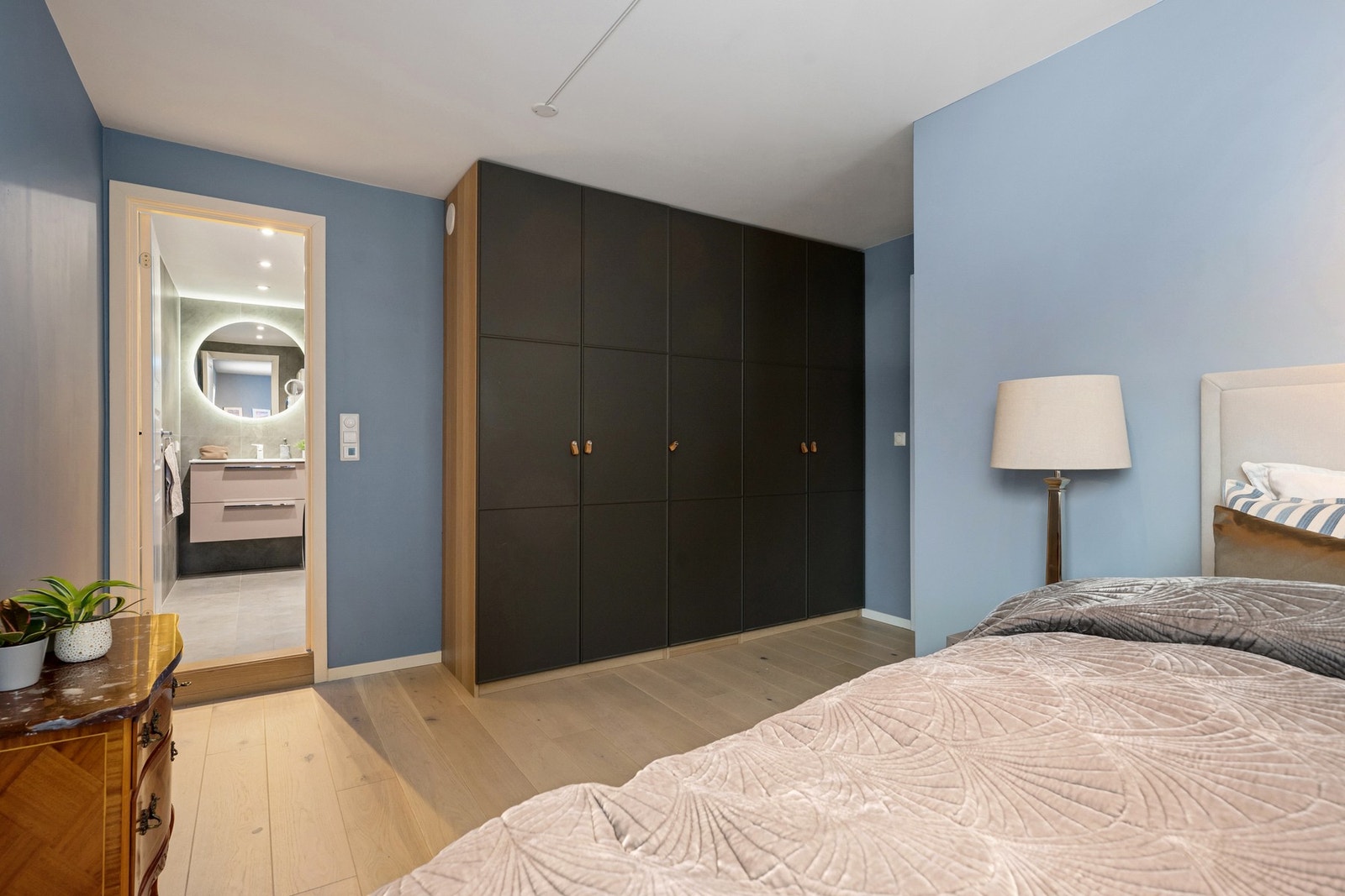 Integrert, stedstilpasset garderobe fra gulv til tak samt direkte adkomst til eget bad. Galleribilde