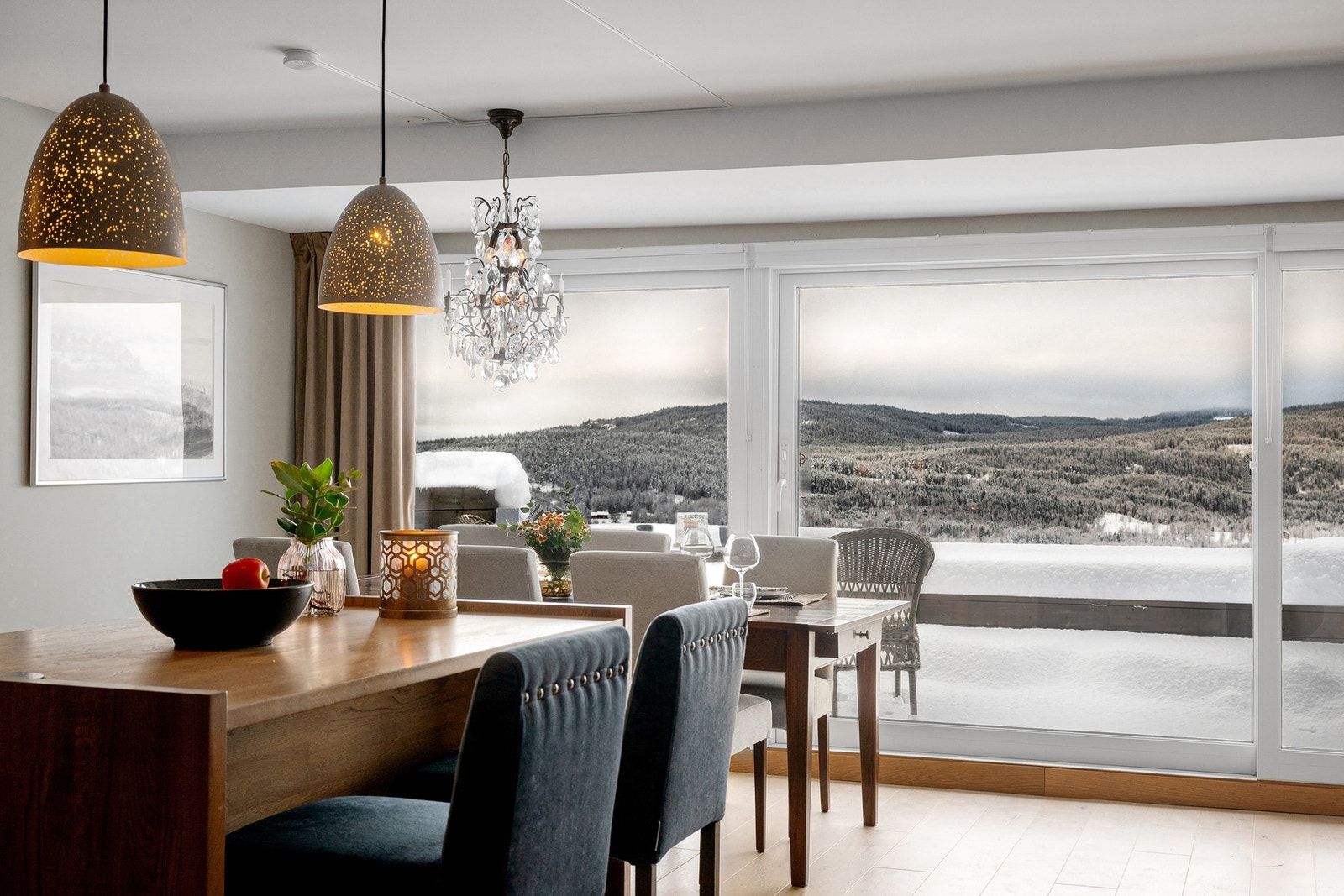 Strøken 4-roms endeleilighet med gjennomarbeidet planløsning, store vindusflater og fantastisk utsikt - vestvendt terrasse med sol til langt ut på kvelden. Galleribilde