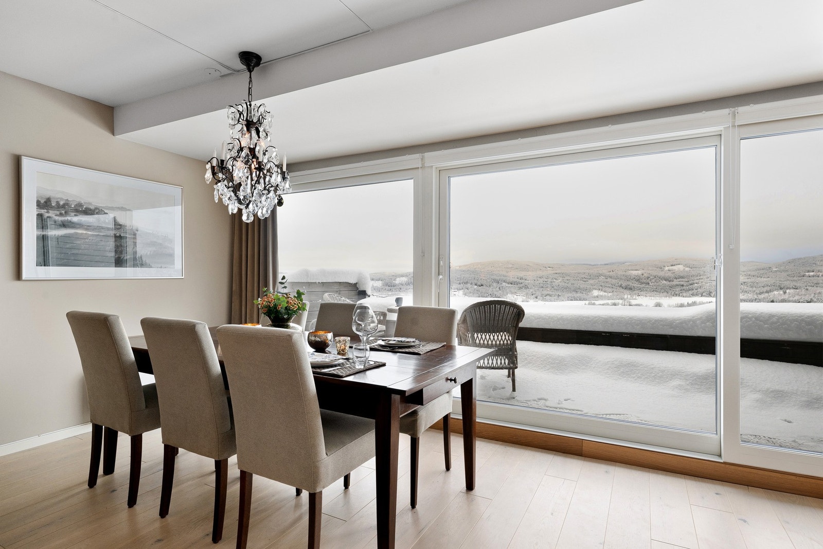 Naturlig spiseplass med nærhet til både kjøkken og utgang til terrasse. Galleribilde