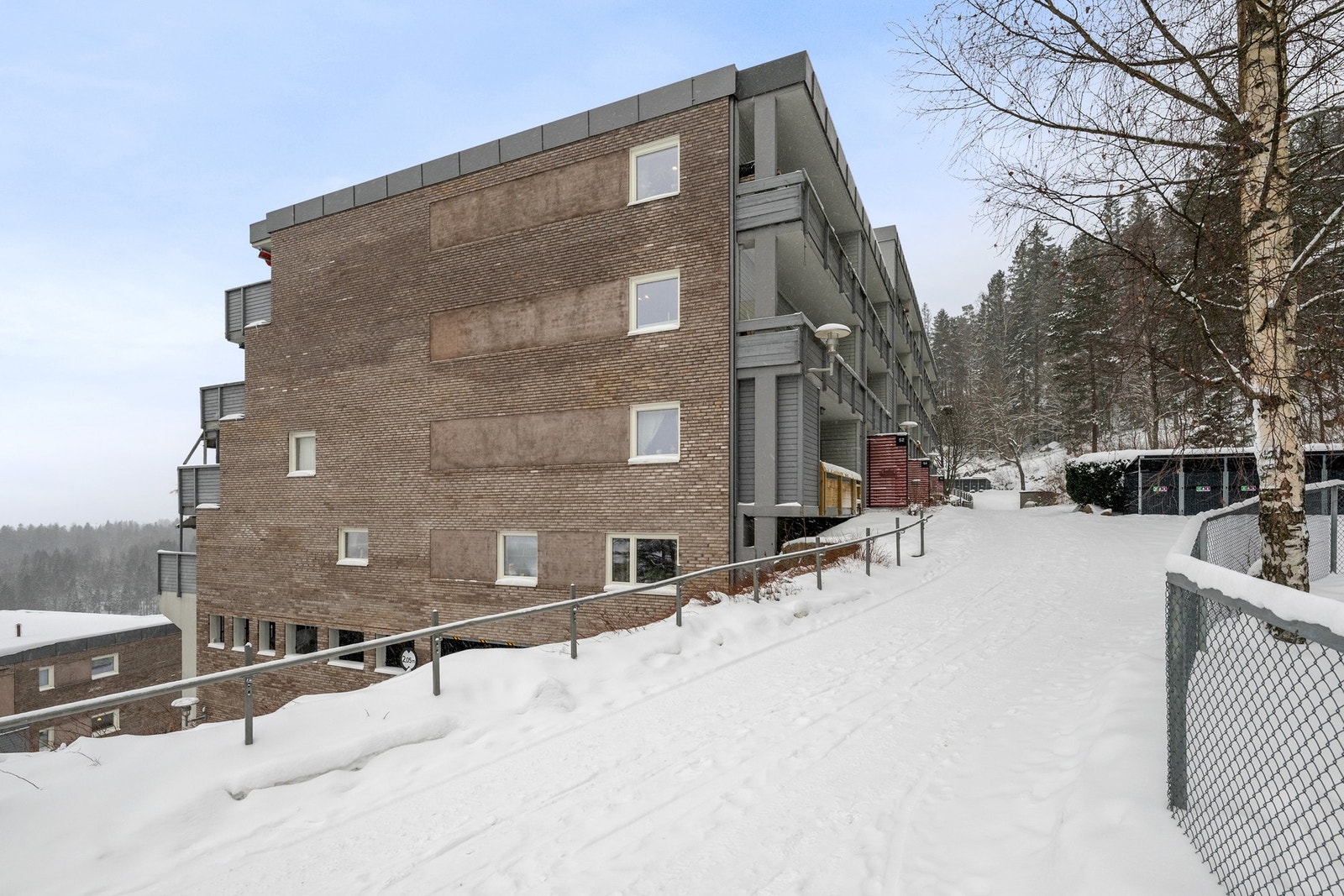 Sameiet har trivelige grøntområder med sittegrupper, lekeapparater og egen tuftepark for trening i det fri. Galleribilde